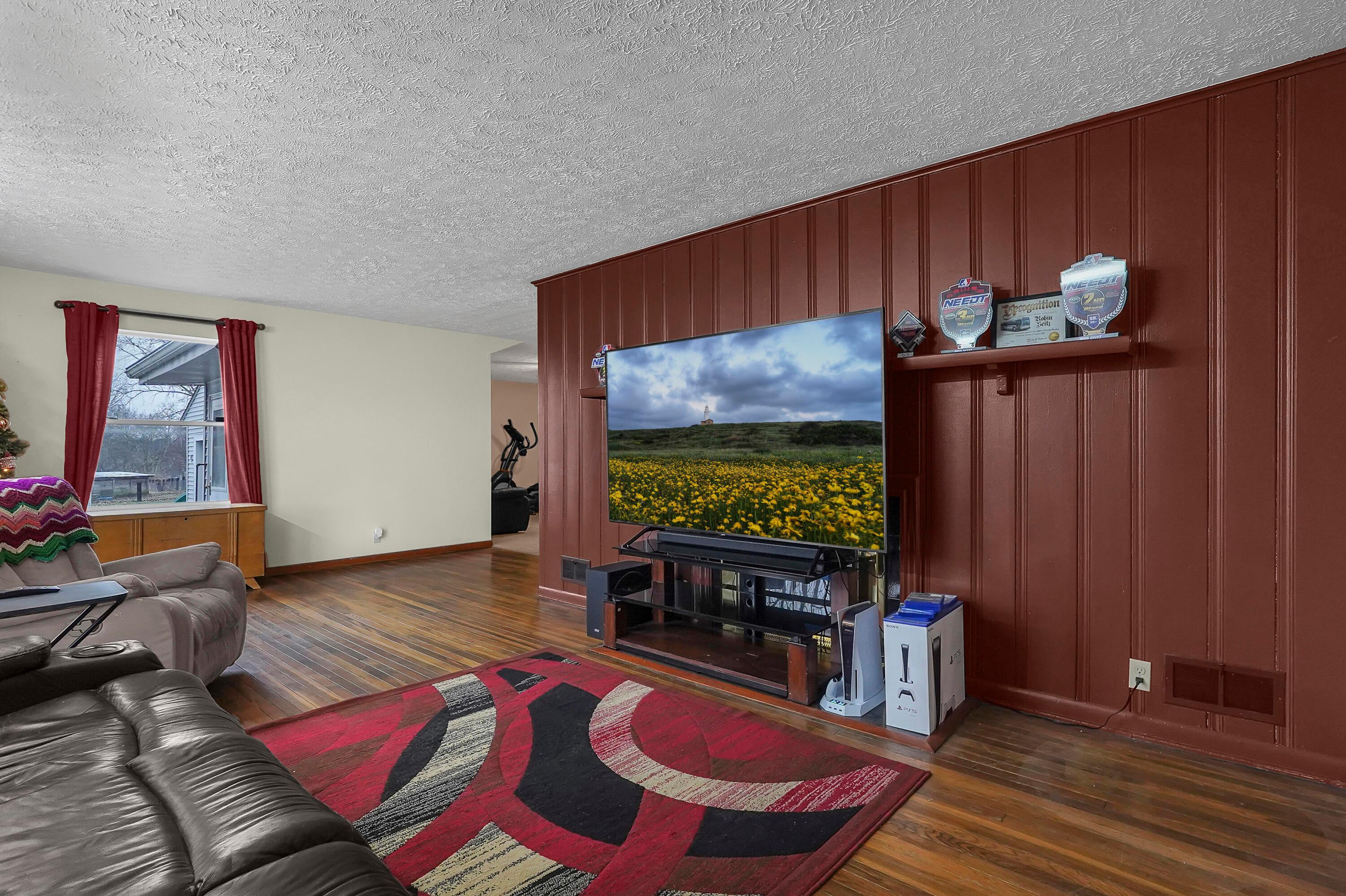 2909 Clime Road Columbus, OH 43223 - Photo 13 of 41 Living Room