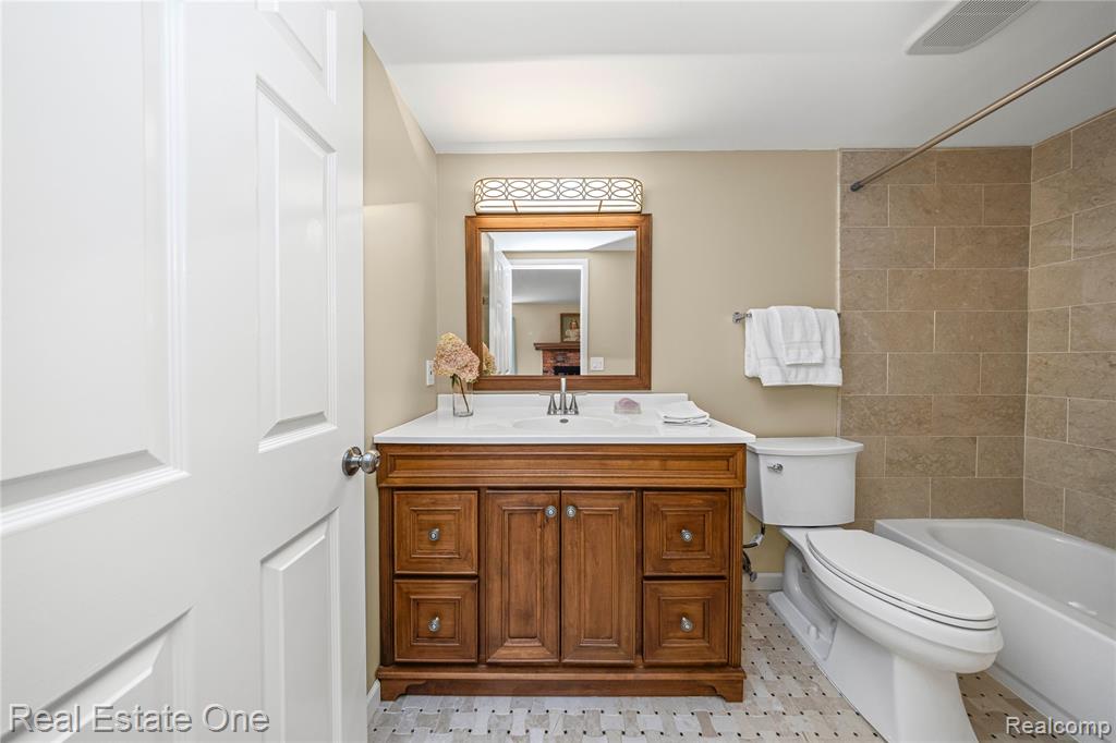 36241 Fredericksburg Road Farmington Hills, MI 48331 - Photo 24 of 48