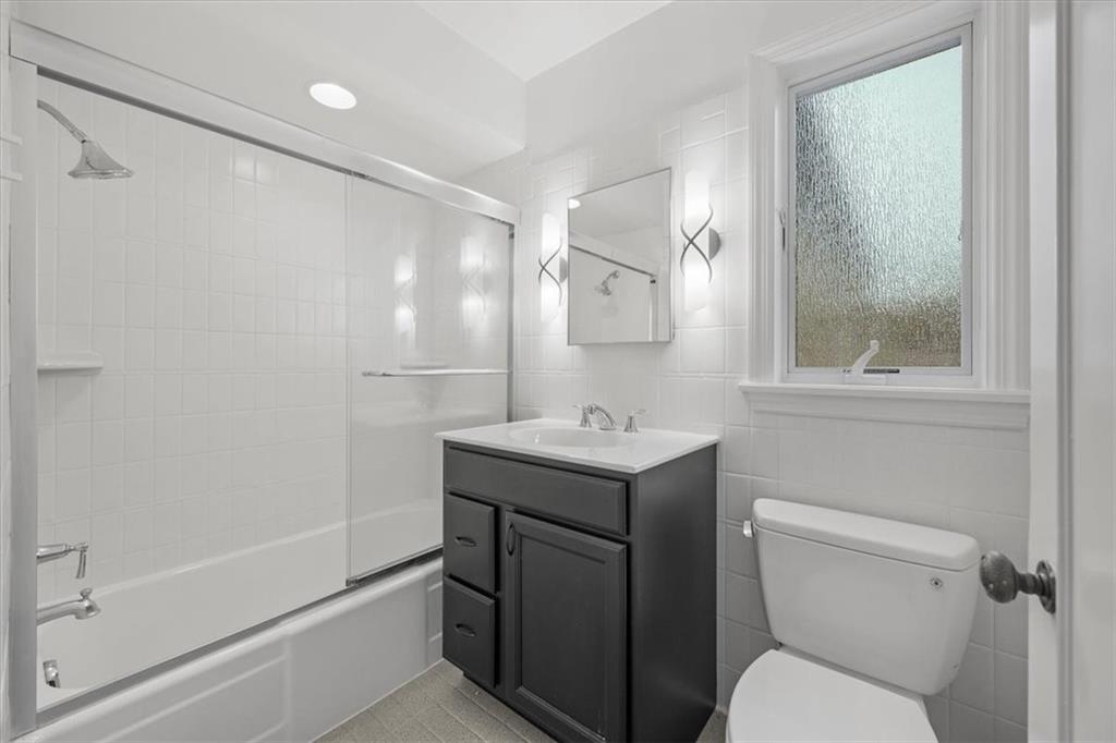 2800 Fernwald Road Pittsburgh, PA 15217 - Photo 20 of 37 a bathroom with a sink toilet and shower