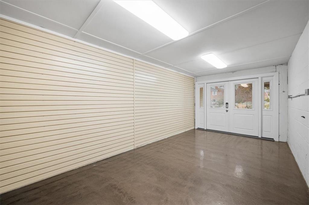 2800 Fernwald Road Pittsburgh, PA 15217 - Photo 29 of 37 a view of an empty room with a window