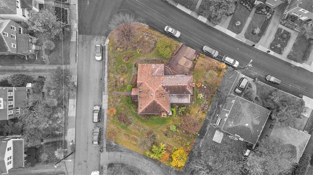 2800 Fernwald Road Pittsburgh, PA 15217 - Photo 32 of 37 a bathroom with a mirror