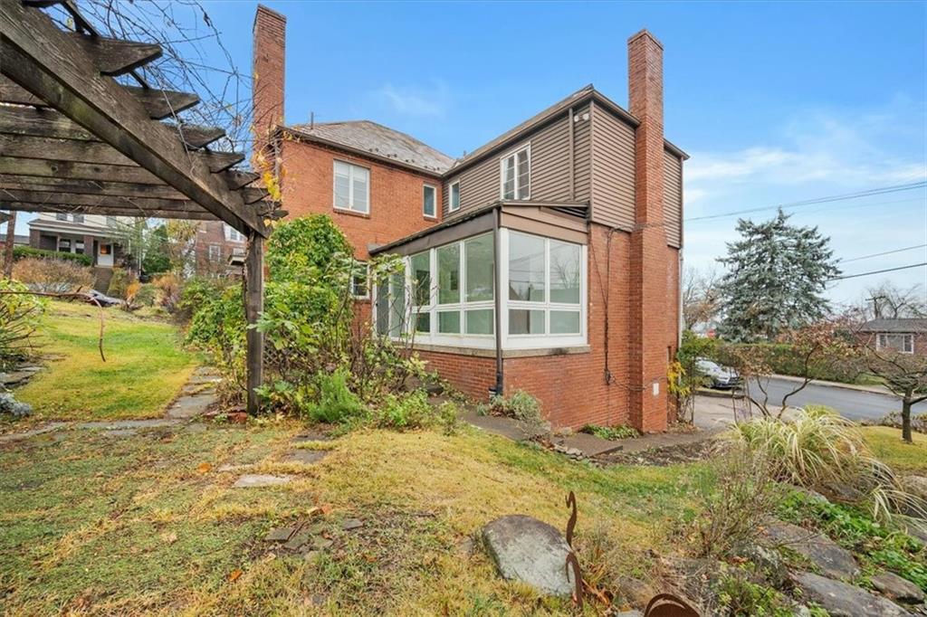 2800 Fernwald Road Pittsburgh, PA 15217 - Photo 33 of 37 a house view with a garden space