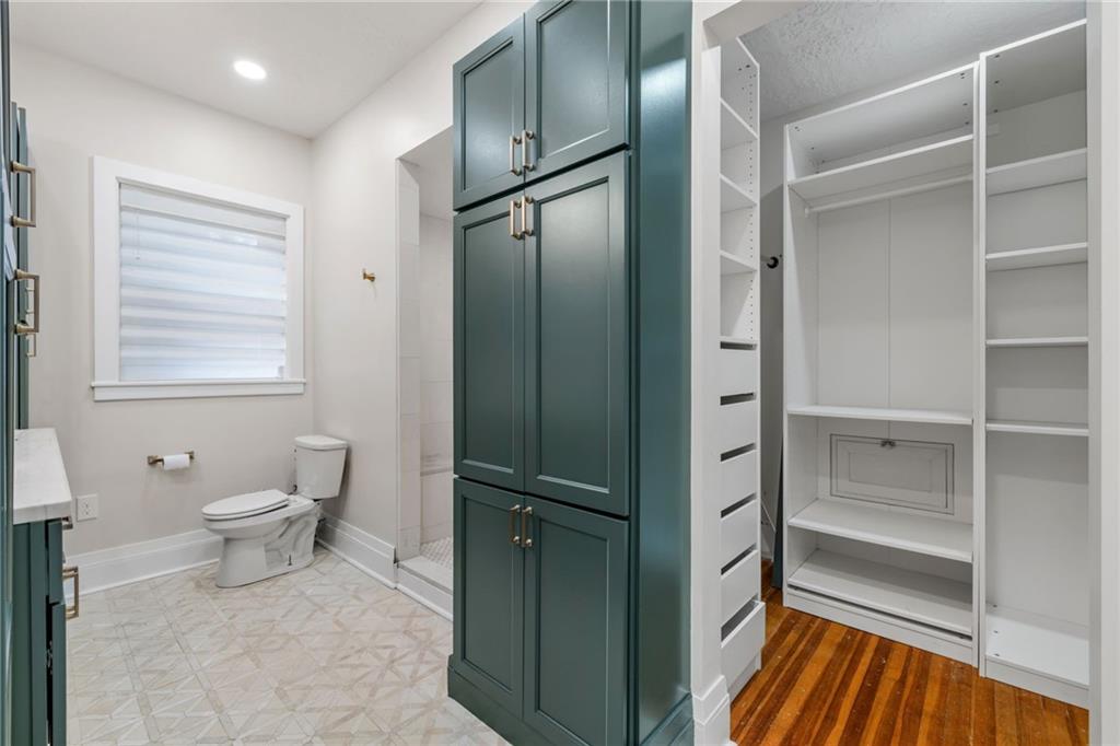 5515 Darlington Road Pittsburgh, PA 15217 - Photo 31 of 50 a bathroom with a toilet and a shower