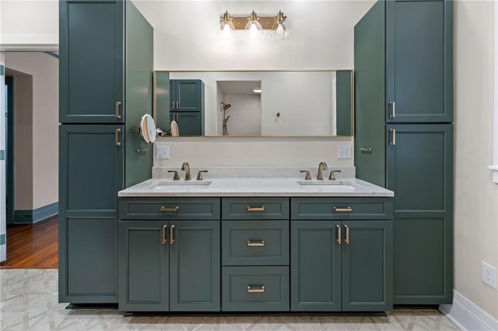 5515 Darlington Road Pittsburgh, PA 15217 - Photo 33 of 50 a bathroom with a double vanity sink and a mirror