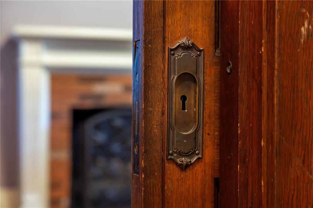 5515 Darlington Road Pittsburgh, PA 15217 - Photo 8 of 50 a view of bathroom with a mirror