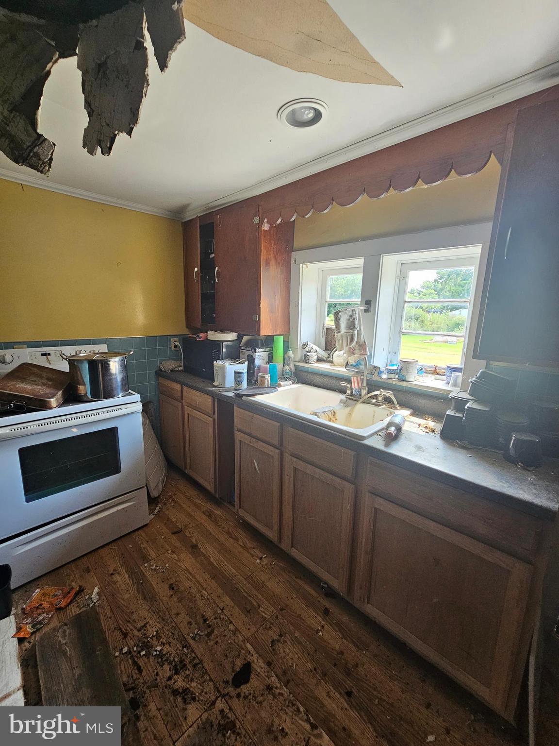 2695 Elsey Road Nanticoke, MD 21840 - Photo 19 of 46 a kitchen with stainless steel appliances a stove sink and microwave
