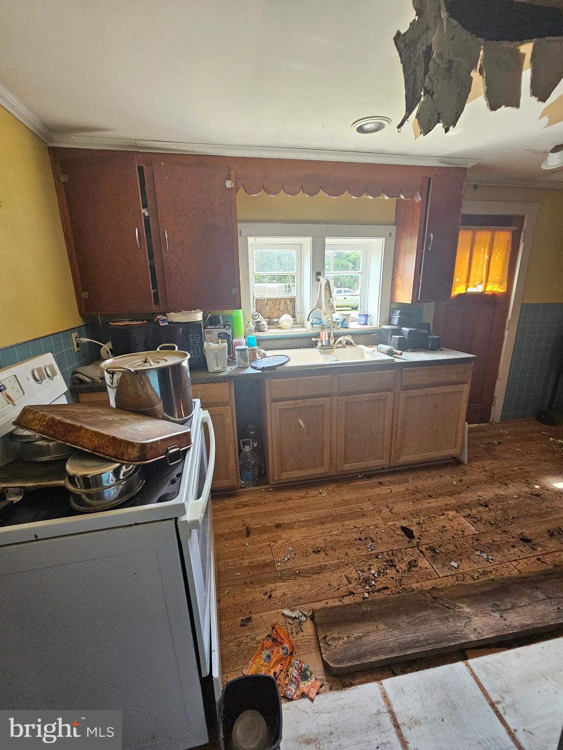 2695 Elsey Road Nanticoke, MD 21840 - Photo 20 of 46 a kitchen with a stove and a sink