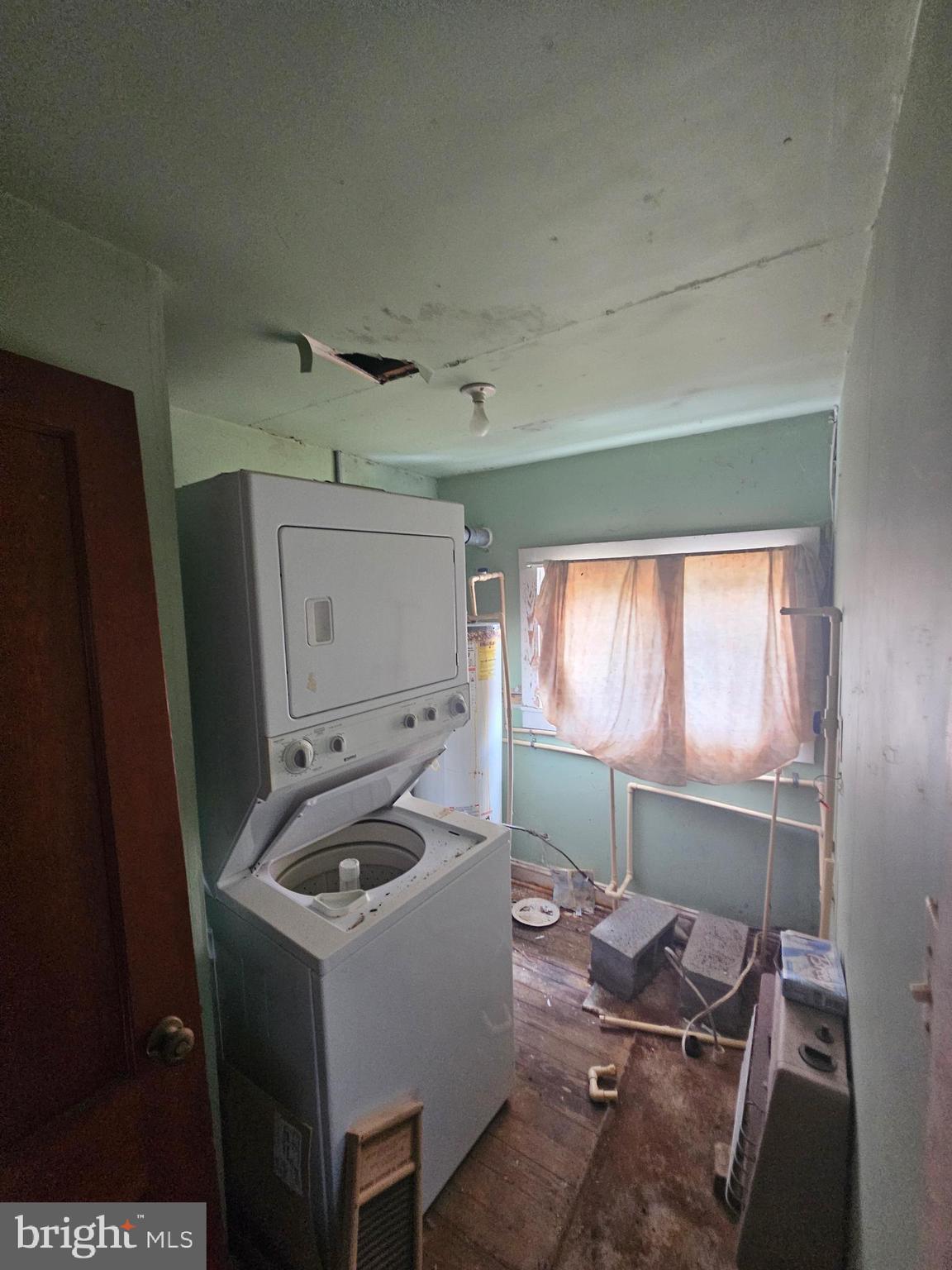 2695 Elsey Road Nanticoke, MD 21840 - Photo 21 of 46 a room with furniture and a window