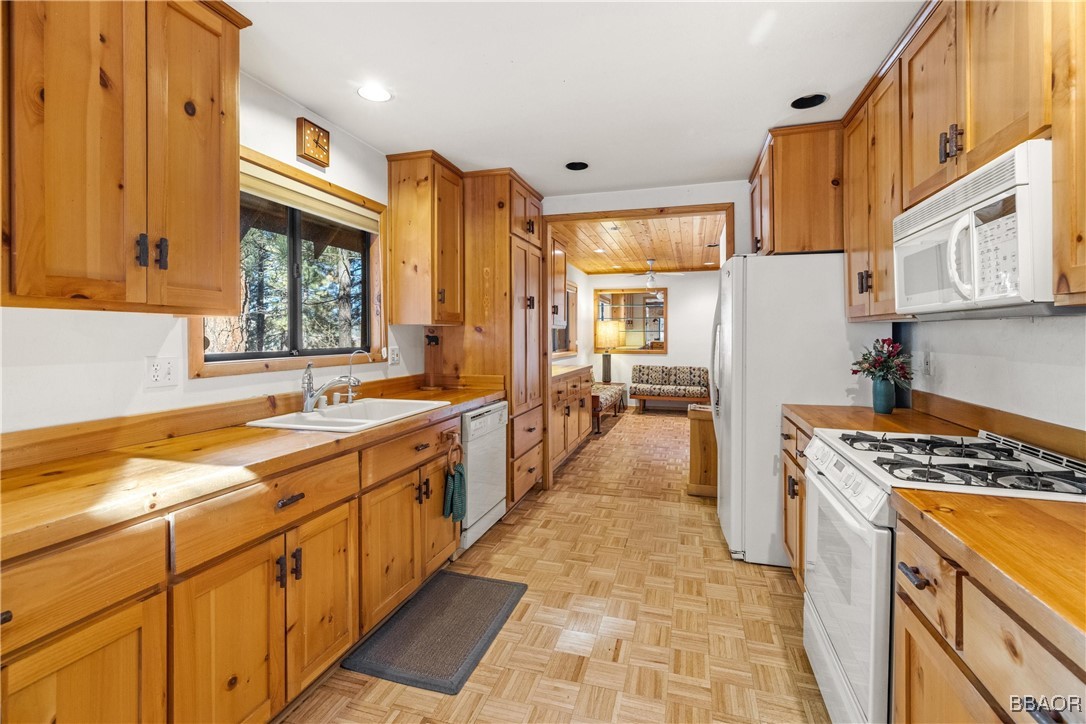 39585 Lakeview Pines Road Big Bear Lake, CA 92315 - Photo 23 of 49 a kitchen with stainless steel appliances granite countertop a sink stove and refrigerator