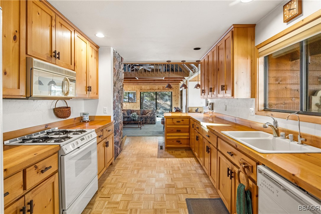 39585 Lakeview Pines Road Big Bear Lake, CA 92315 - Photo 24 of 49 a kitchen with stainless steel appliances granite countertop a stove a sink and a refrigerator