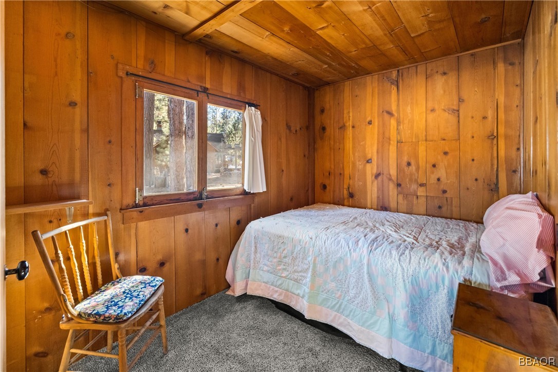 39585 Lakeview Pines Road Big Bear Lake, CA 92315 - Photo 42 of 49 a bedroom with a bed and a window