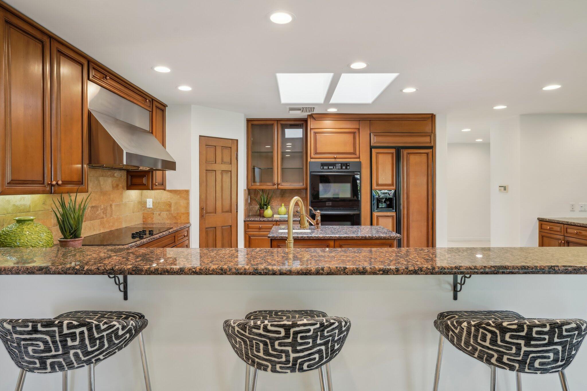 1 Exeter Court Rancho Mirage, CA 92270 - Photo 17 of 41 Eat-in kitchen bar