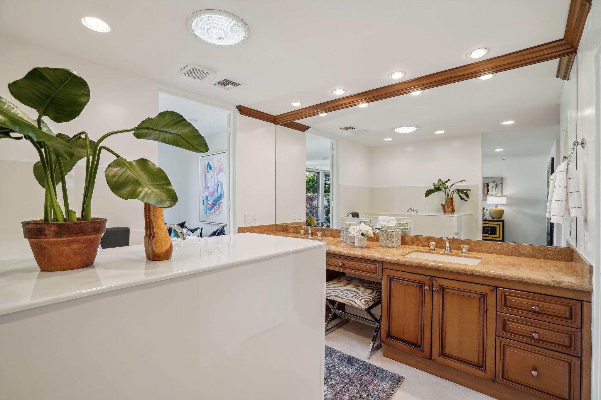 1 Exeter Court Rancho Mirage, CA 92270 - Photo 24 of 41 Primary ensuite
