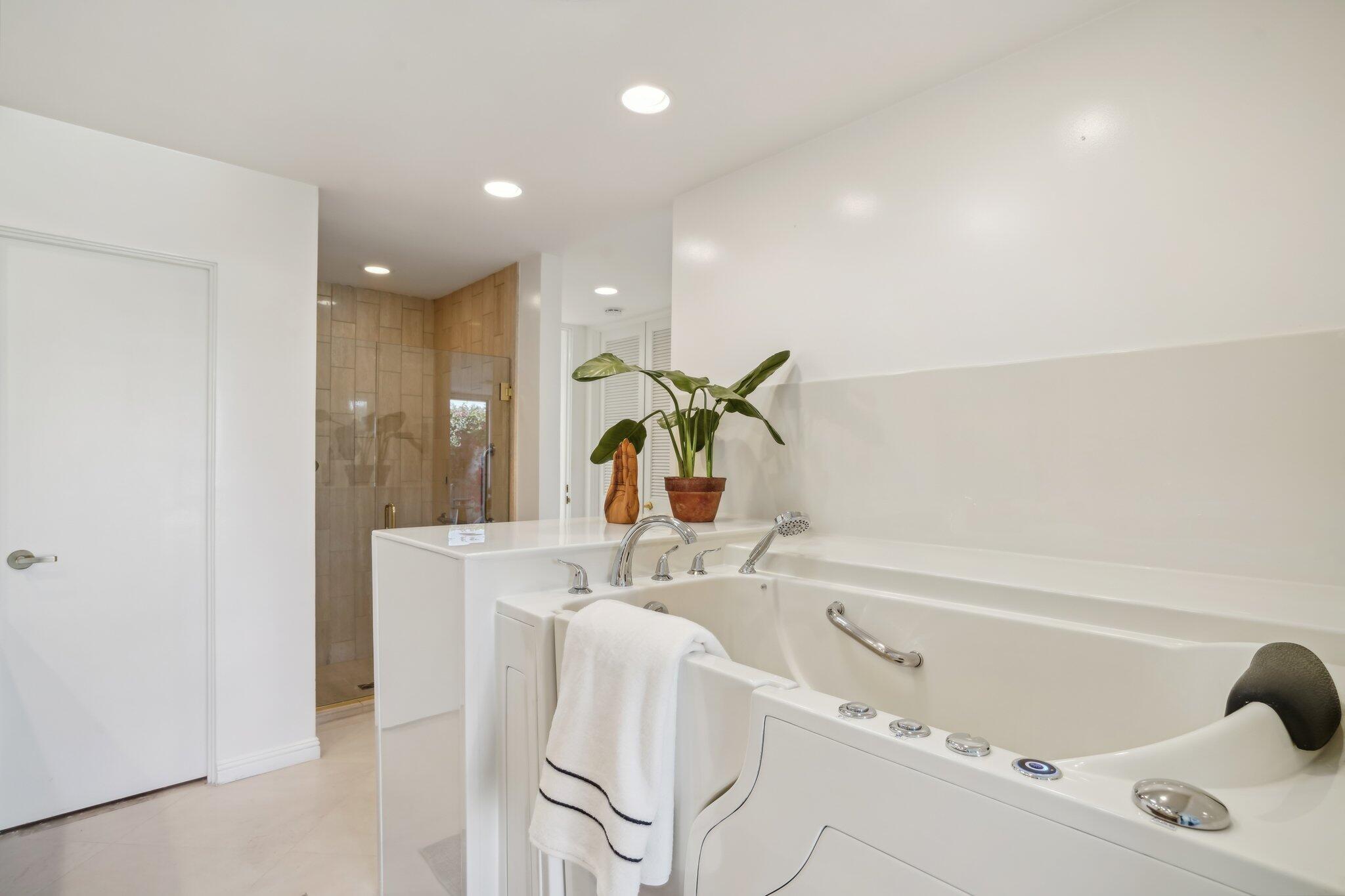 1 Exeter Court Rancho Mirage, CA 92270 - Photo 25 of 41 Primary ensuite