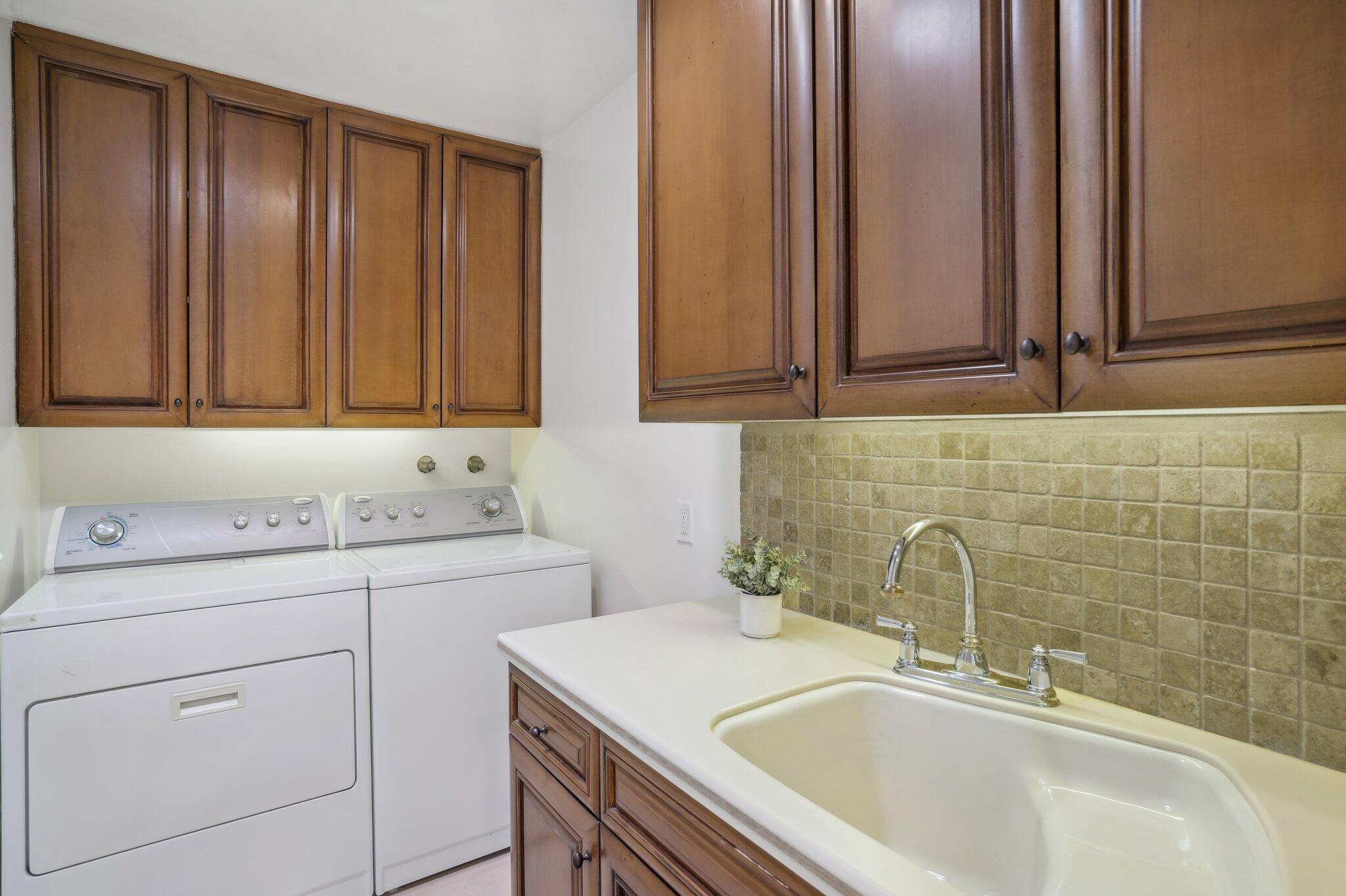 1 Exeter Court Rancho Mirage, CA 92270 - Photo 29 of 41 Laundry room
