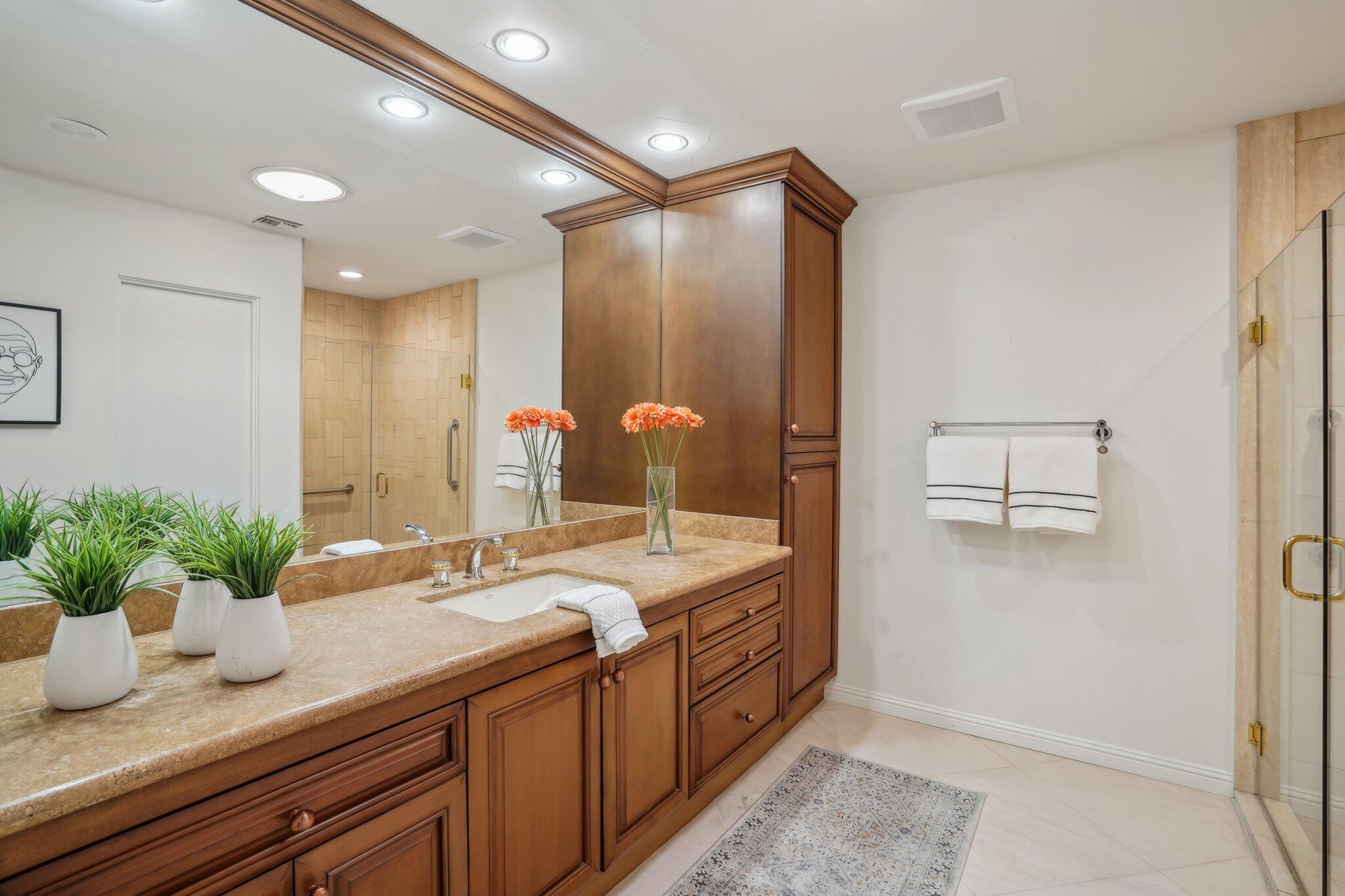 1 Exeter Court Rancho Mirage, CA 92270 - Photo 32 of 41 Guest ensuite #2