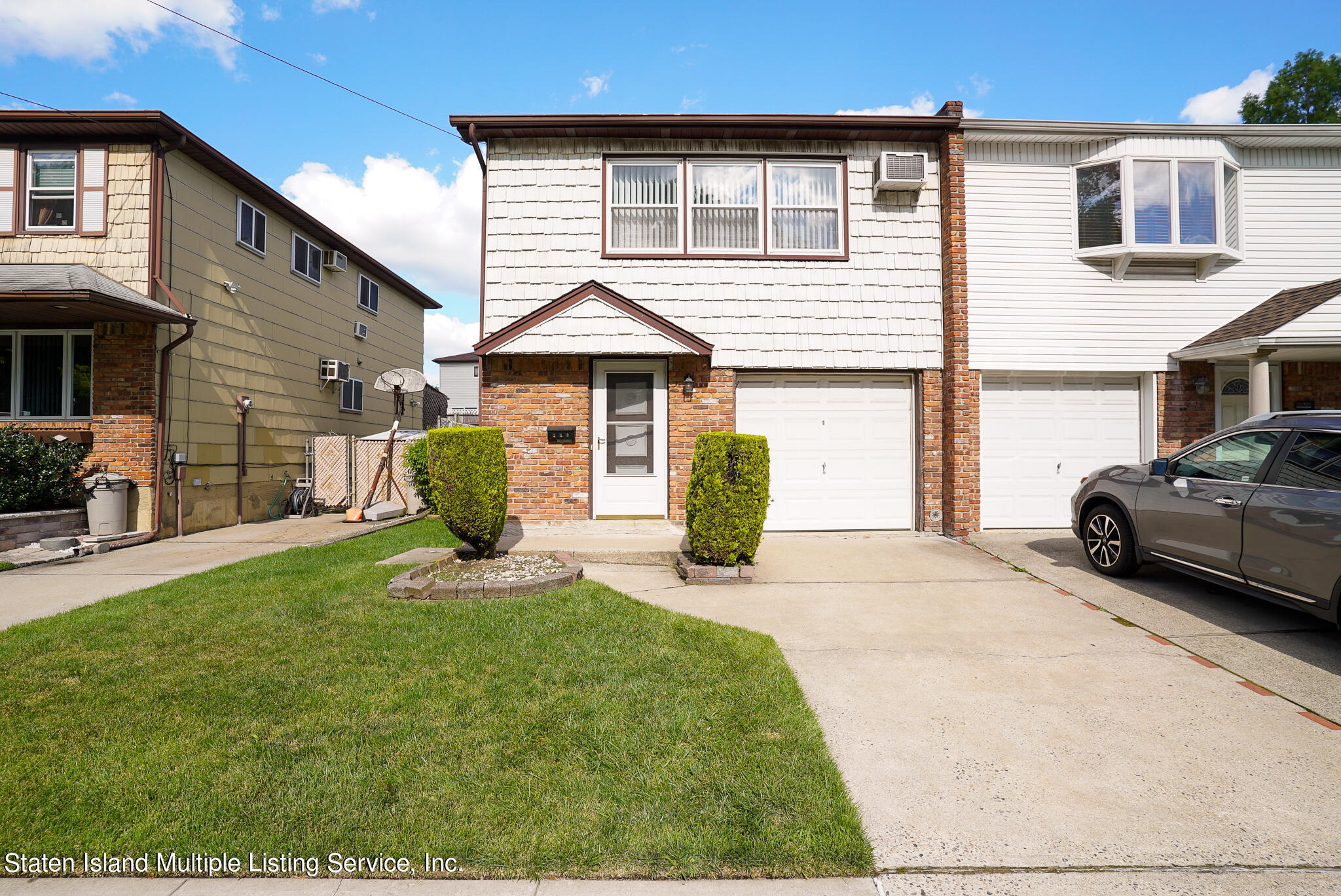 240 Woodrow Road Staten Island, NY 10312 - Photo 2 of 29 DSC02597