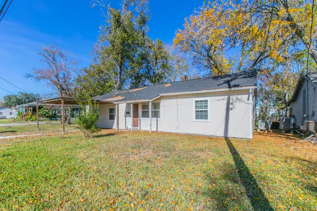 a view of a yard in front of a house