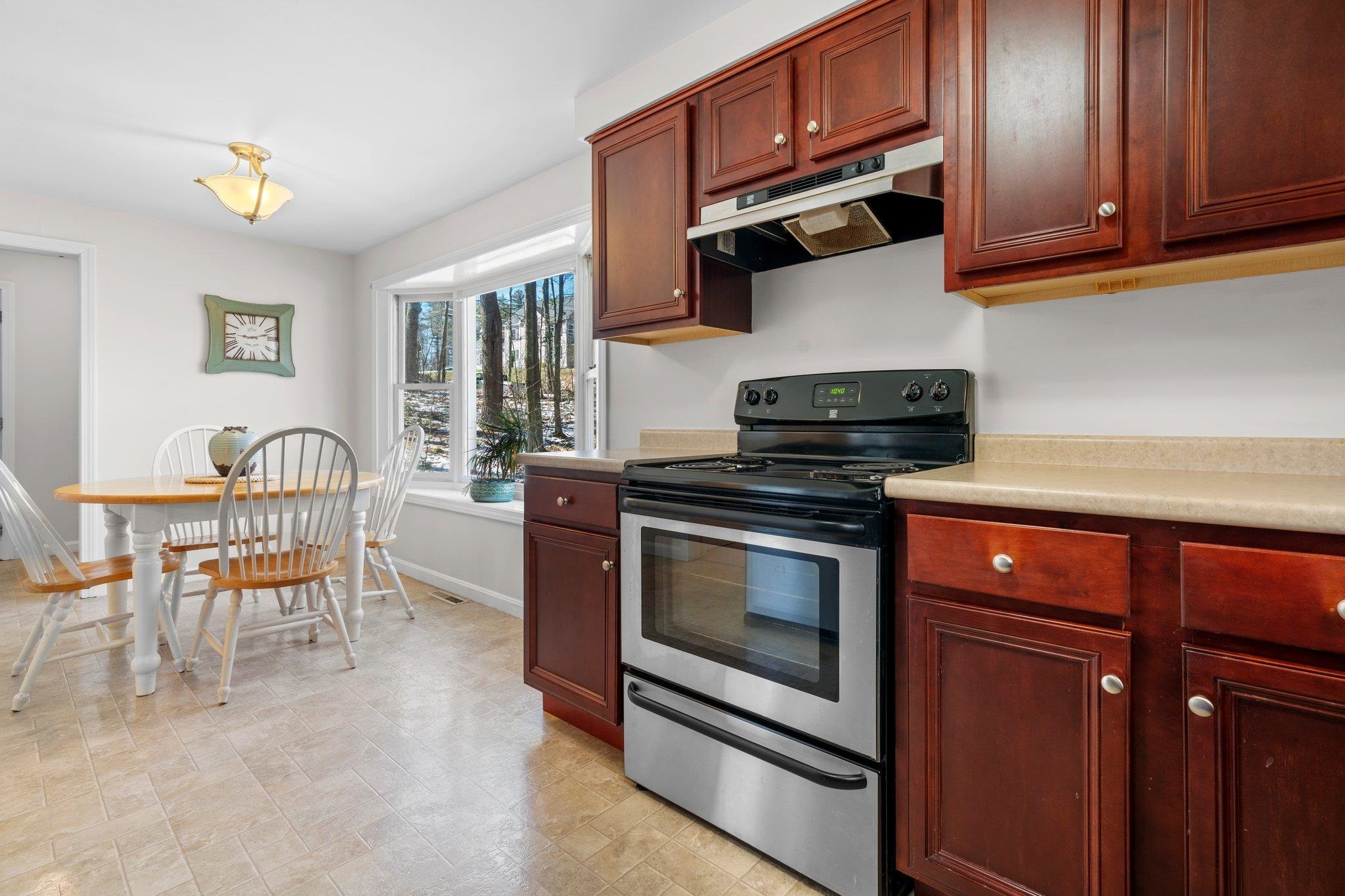 6 Sheldon Road Derry, NH 03038 - Photo 5 of 34