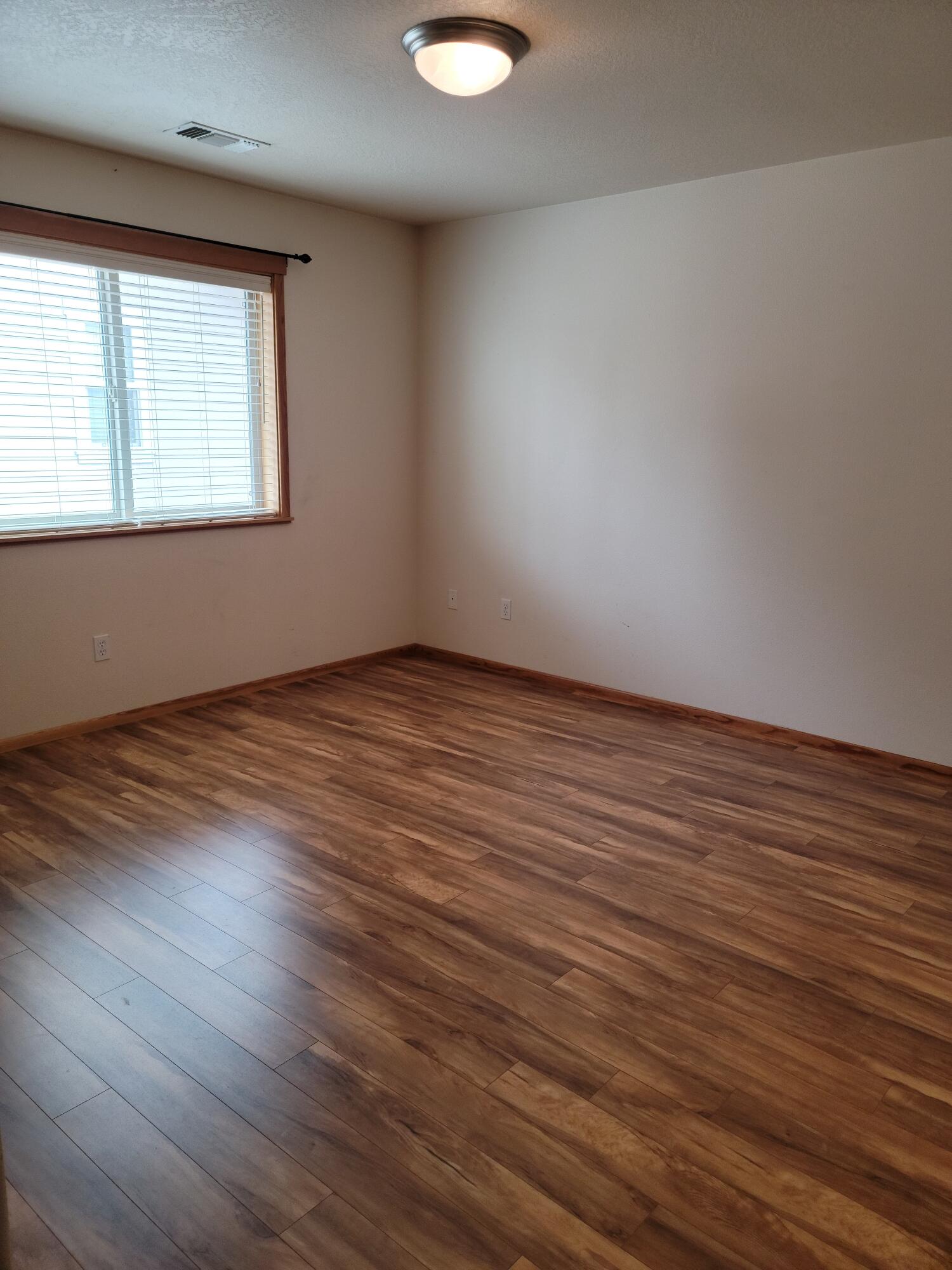 610 Shadow Way Central Point, OR 97502 - Photo 9 of 14 second bedroom