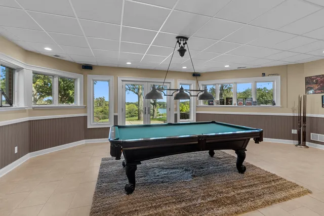 a view of entryway with furniture