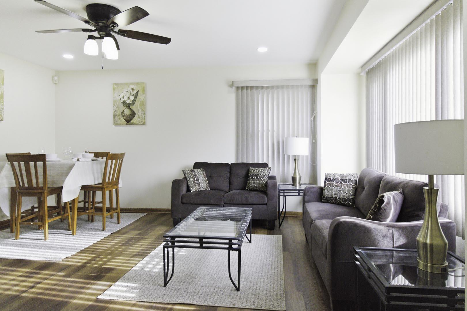 3822 West Rochelle Avenue Milwaukee, WI 53209 - Photo 3 of 24 livng room