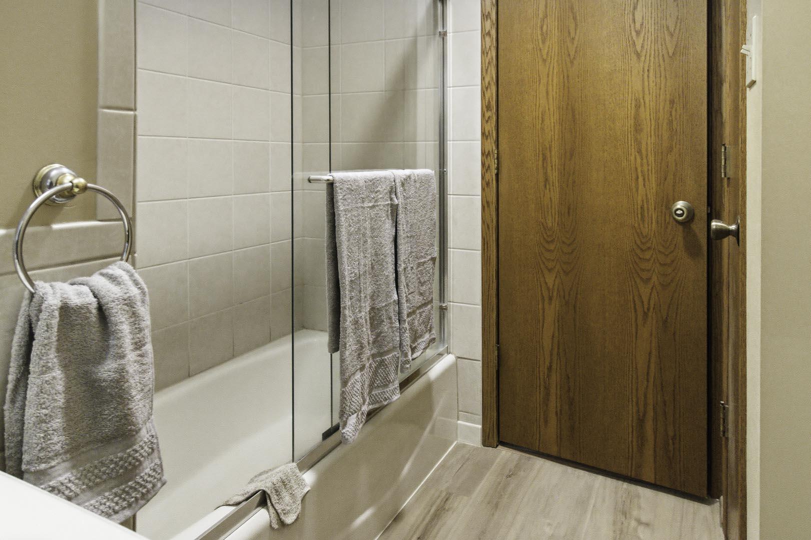 3822 West Rochelle Avenue Milwaukee, WI 53209 - Photo 7 of 24 Main Bath