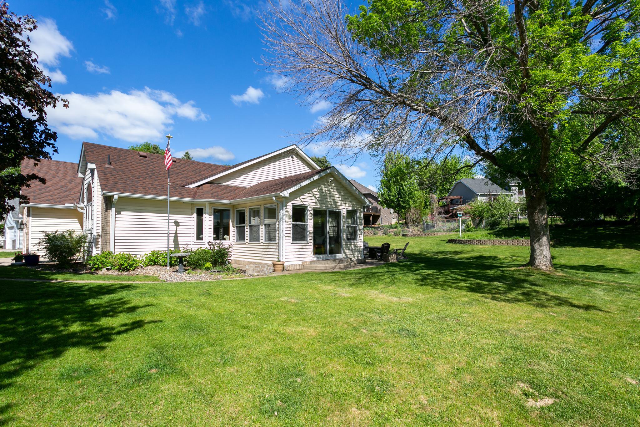 7488 Newbury Road Woodbury, MN 55125 - Photo 3 of 39