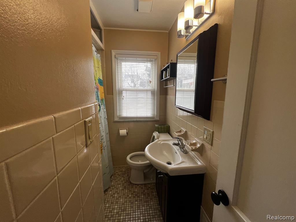 1875 Cambridge Road Berkley, MI 48072 - Photo 14 of 33