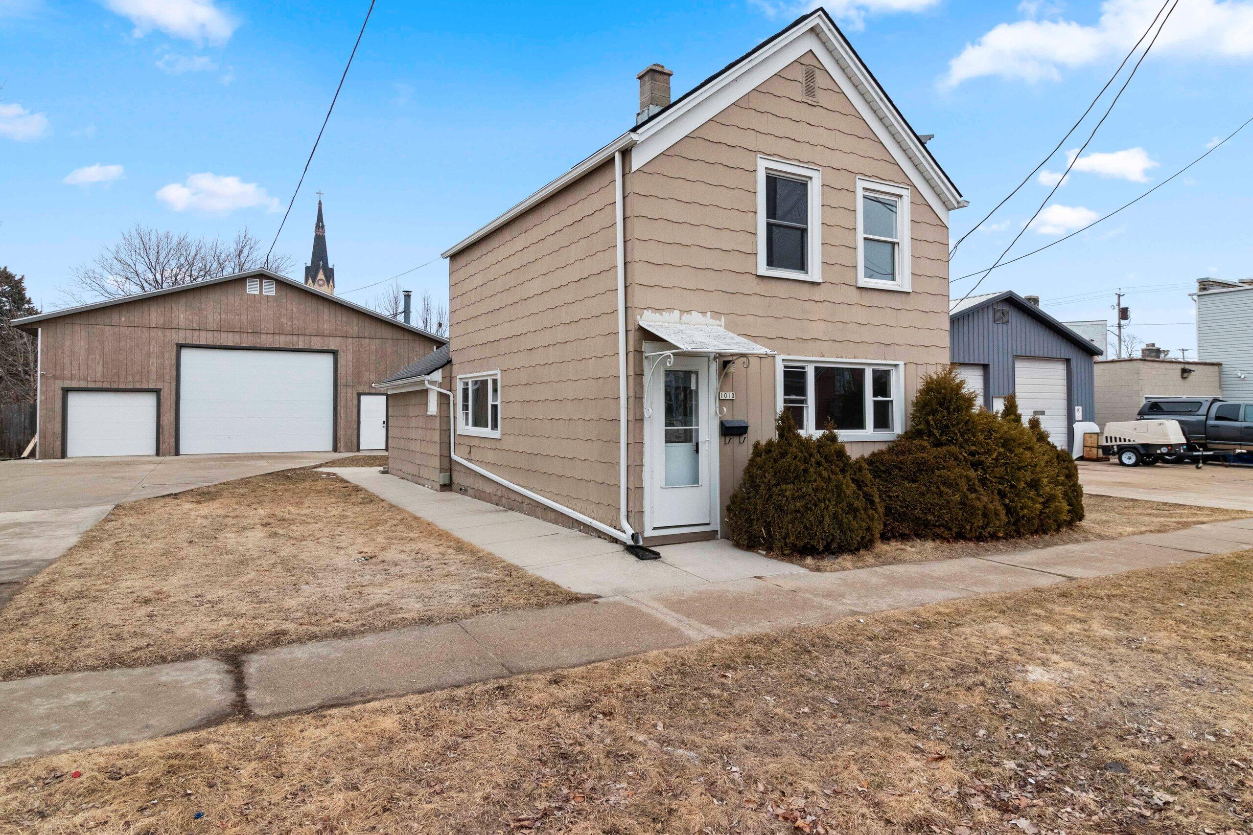 1010 Hamilton Street Manitowoc, WI 54220 - Photo 1 of 39 IMG_2125.JPG-SMALL