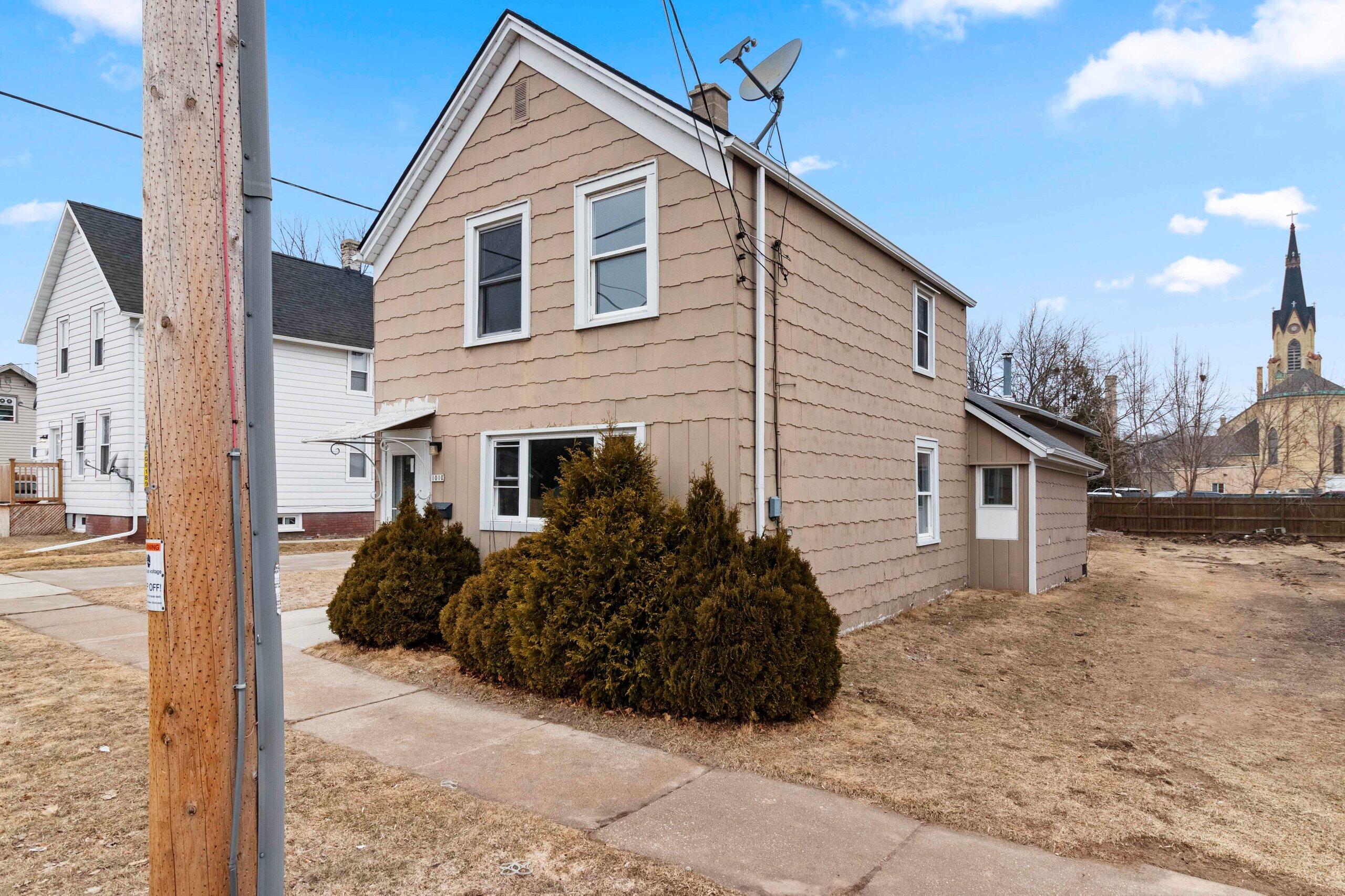 1010 Hamilton Street Manitowoc, WI 54220 - Photo 3 of 39 IMG_2135.JPG-SMALL