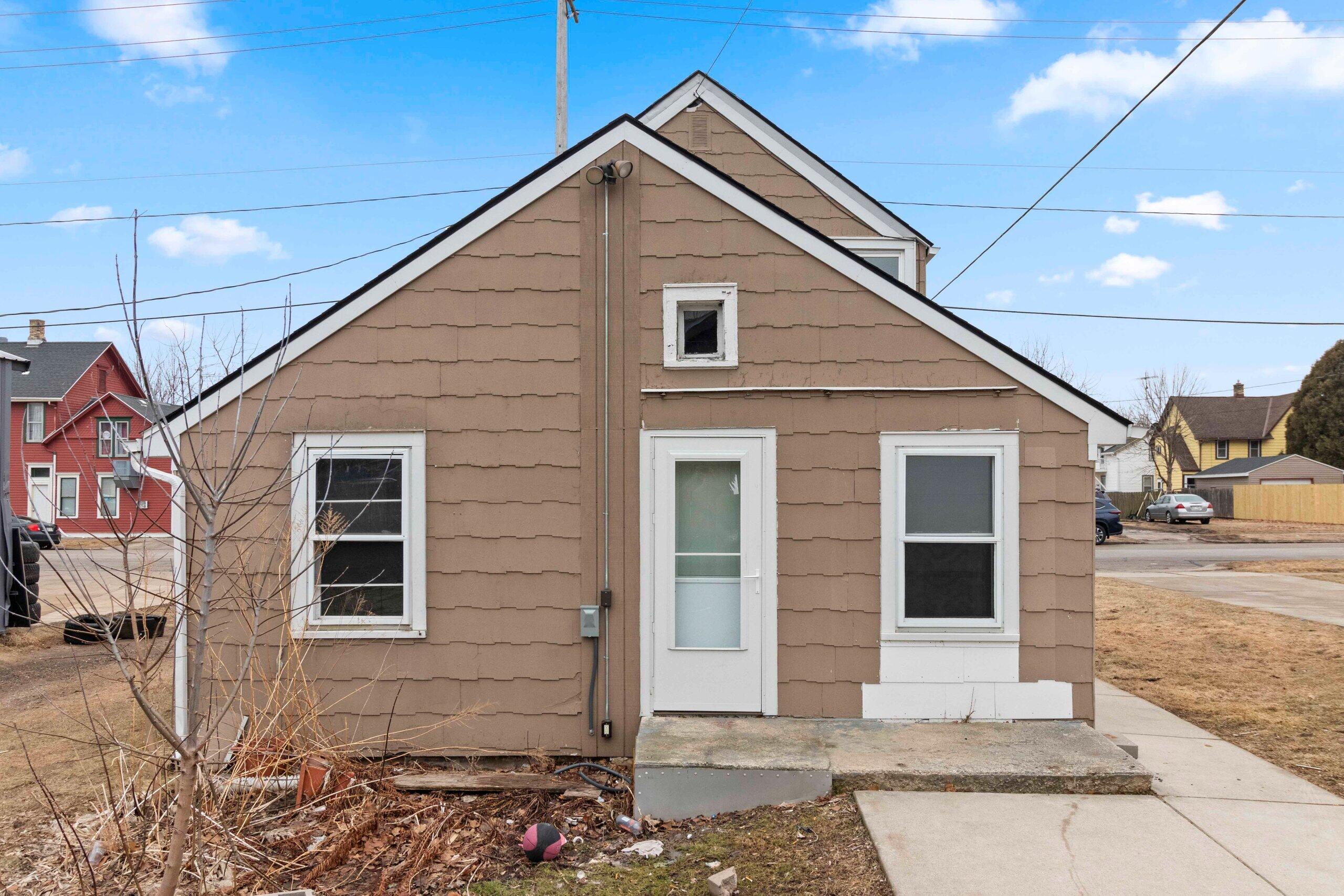 1010 Hamilton Street Manitowoc, WI 54220 - Photo 4 of 39 IMG_2150.JPG-SMALL