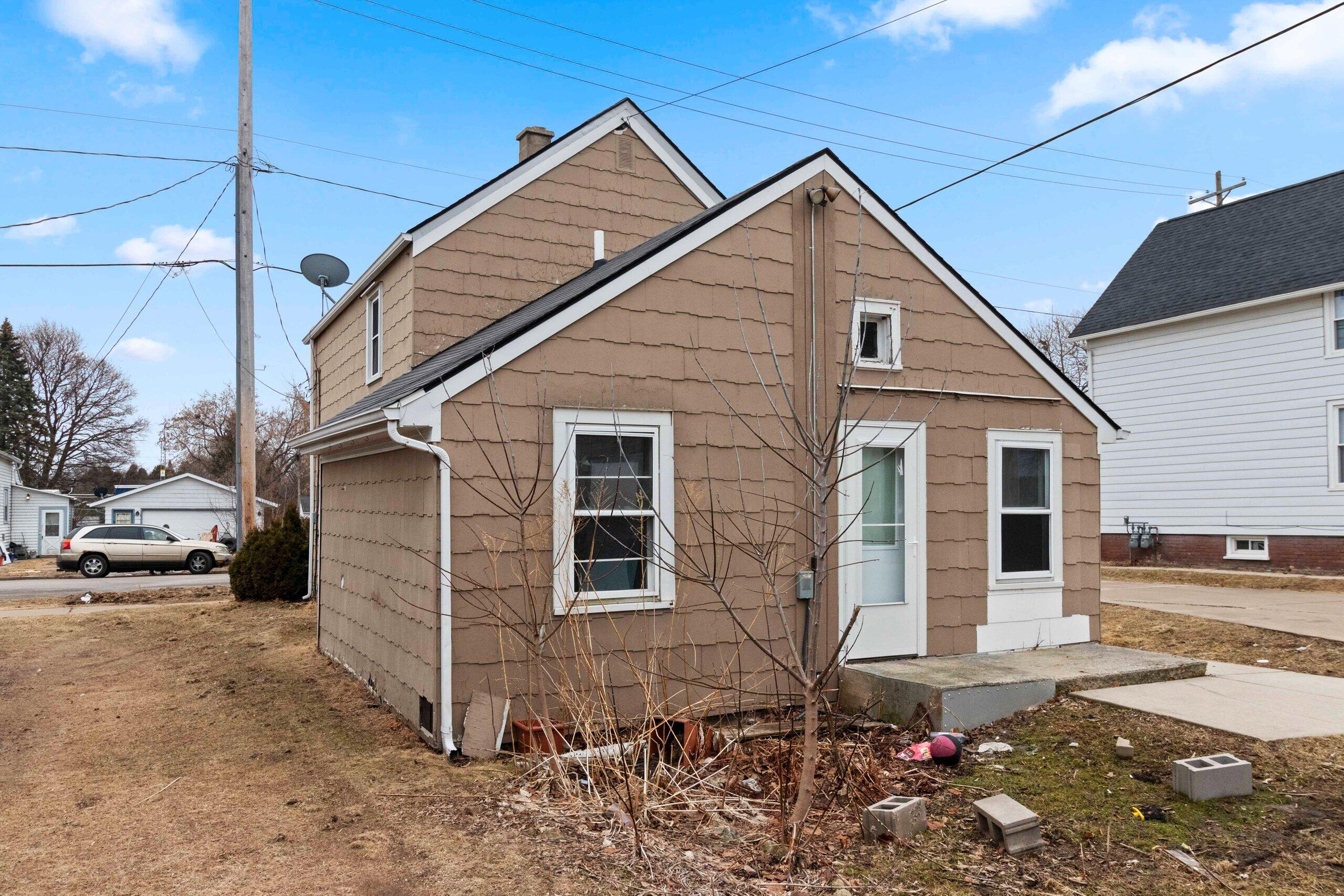 1010 Hamilton Street Manitowoc, WI 54220 - Photo 5 of 39 IMG_2155.JPG-SMALL