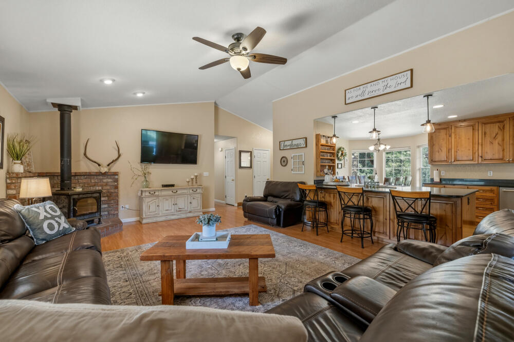 16320 Hillcrest Road Klamath Falls, OR 97603 - Photo 8 of 39 07 - 16320HillcrestRd-63