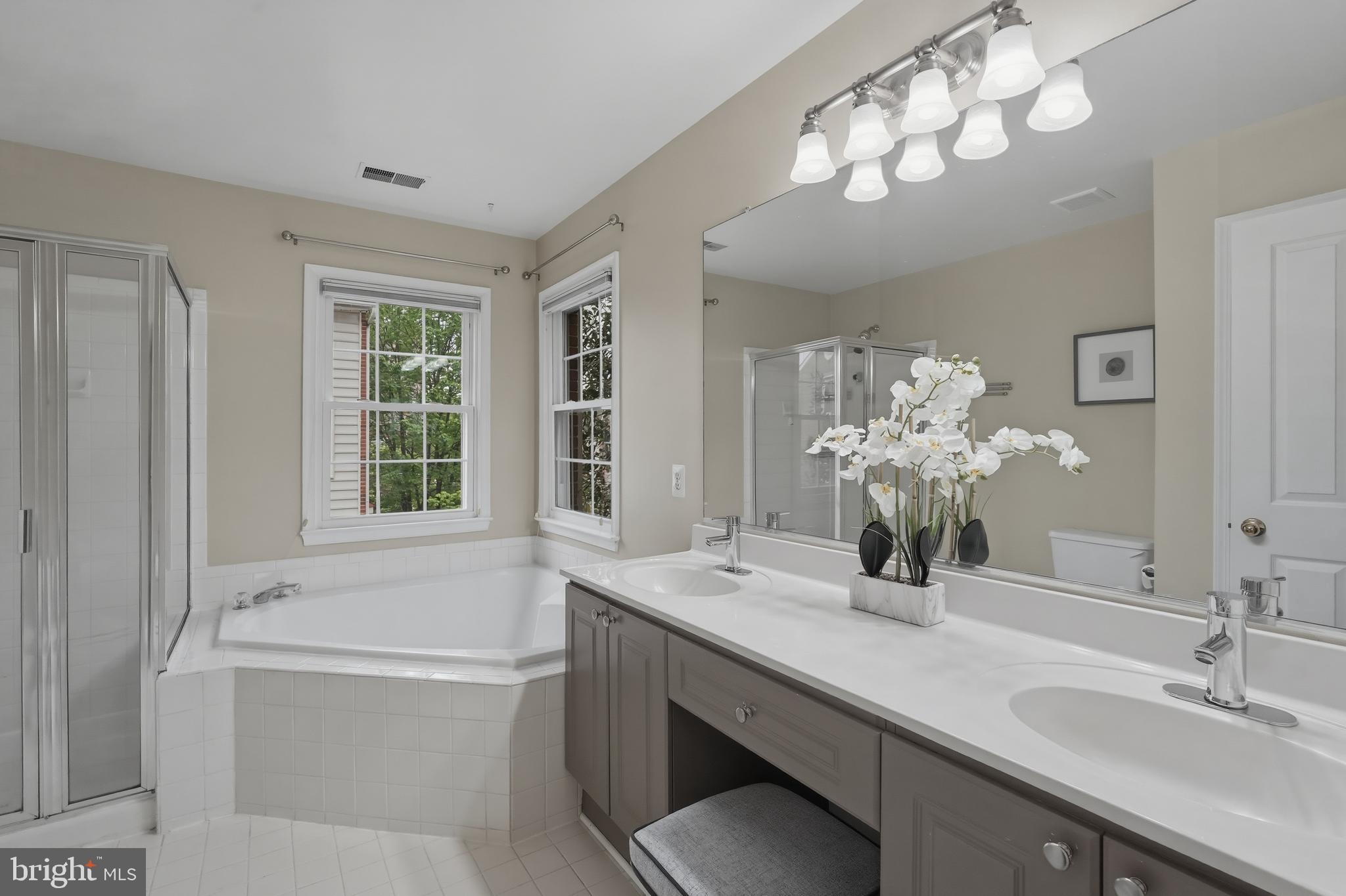 4662 West Braddock Road Alexandria, VA 22311 - Photo 24 of 42 Primary Bedroom Ensuite Bathroom
