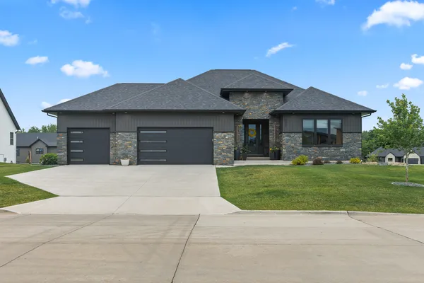 $799,900 | 352 Madison Drive, Bettendorf, IA 52722