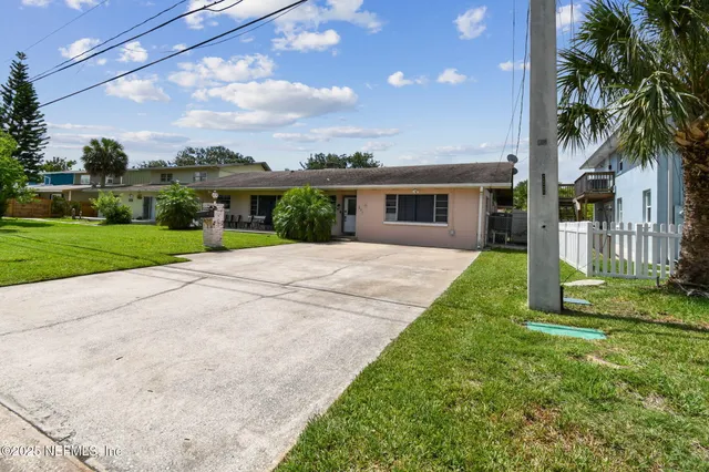 a view of house with a yard