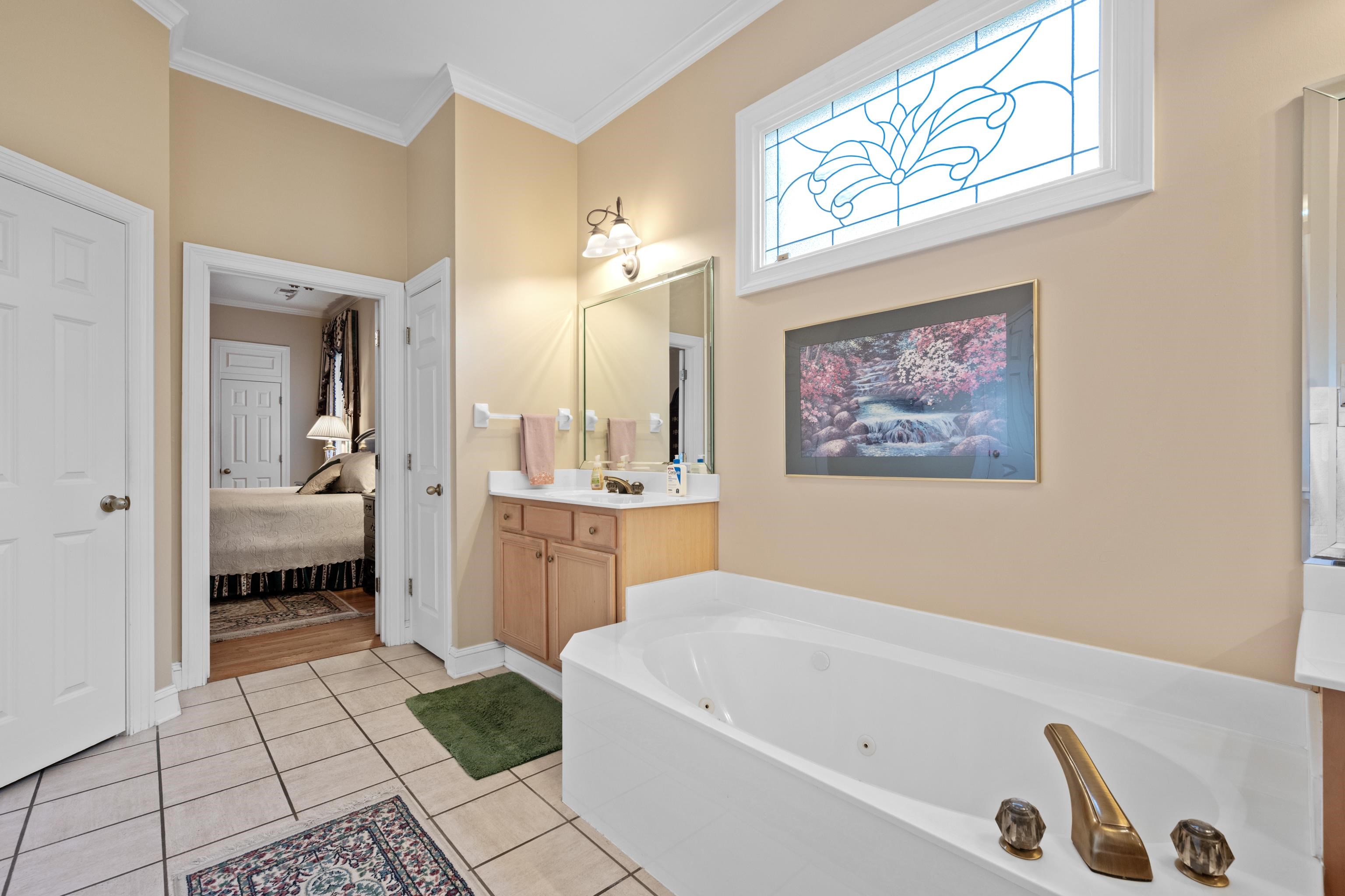 192 North White Station Road Memphis, TN 38117 - Photo 15 of 40 a bathroom with a tub a sink and a mirror