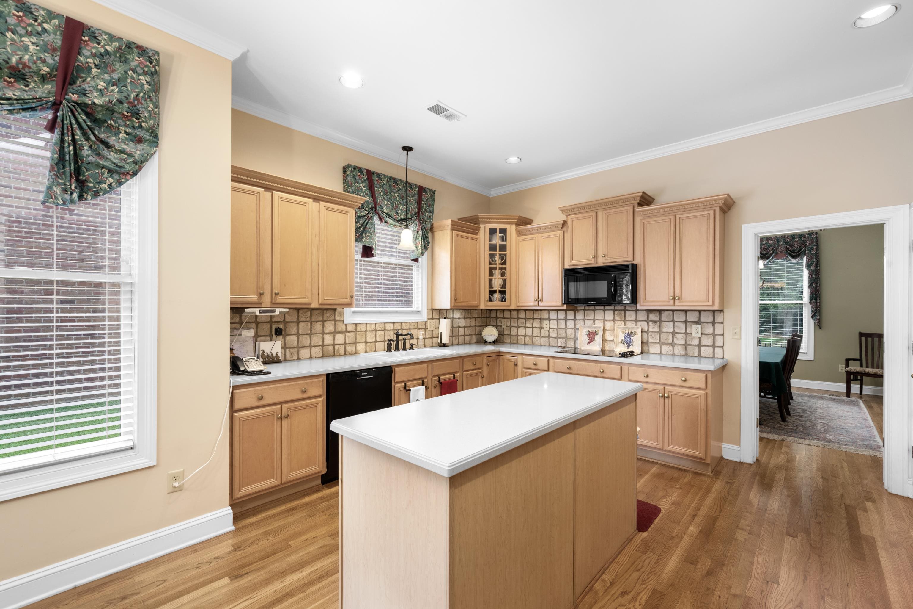 192 North White Station Road Memphis, TN 38117 - Photo 16 of 40 a kitchen with a sink stove and refrigerator