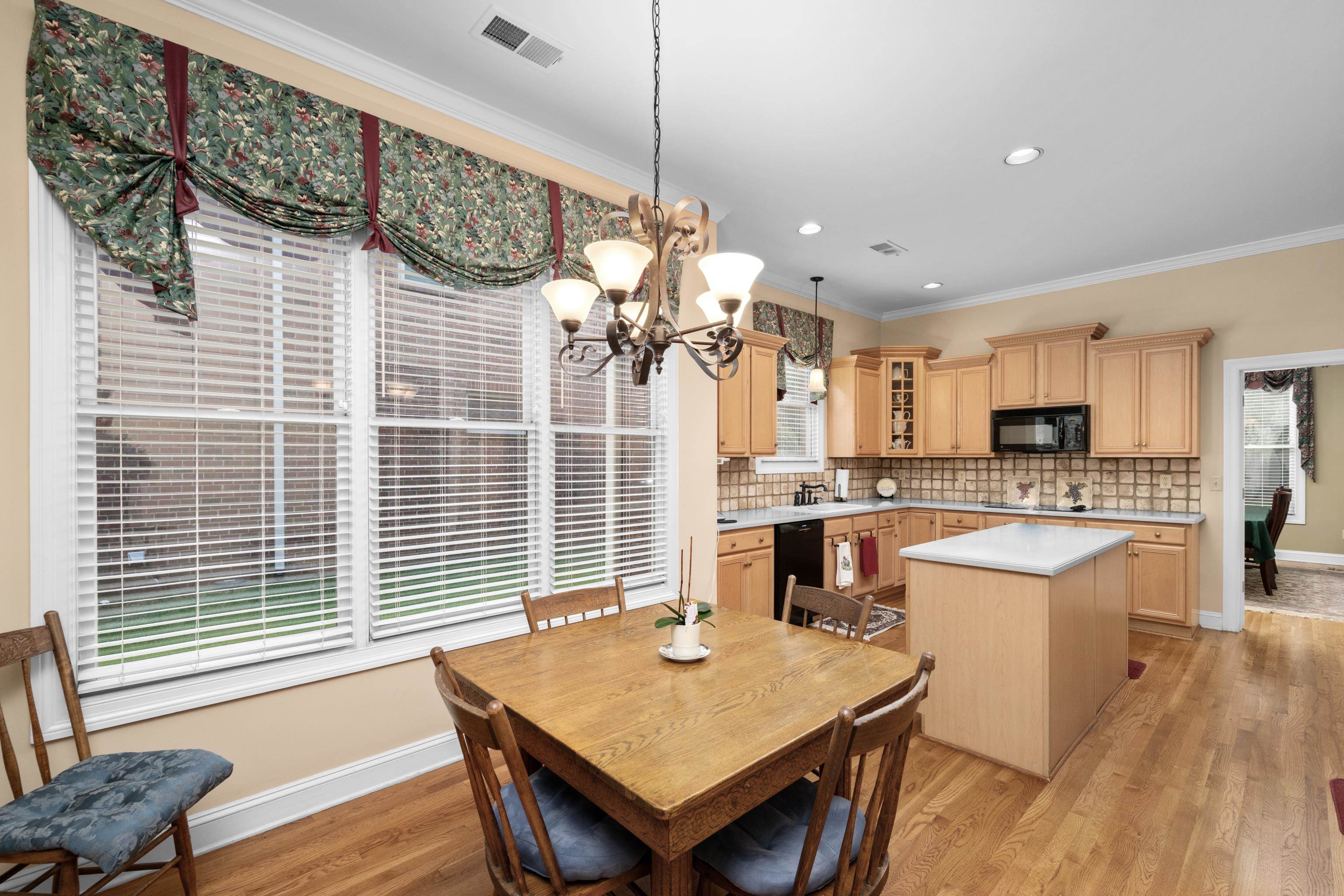 192 North White Station Road Memphis, TN 38117 - Photo 17 of 40 a view of a dining room with furniture and wooden floor