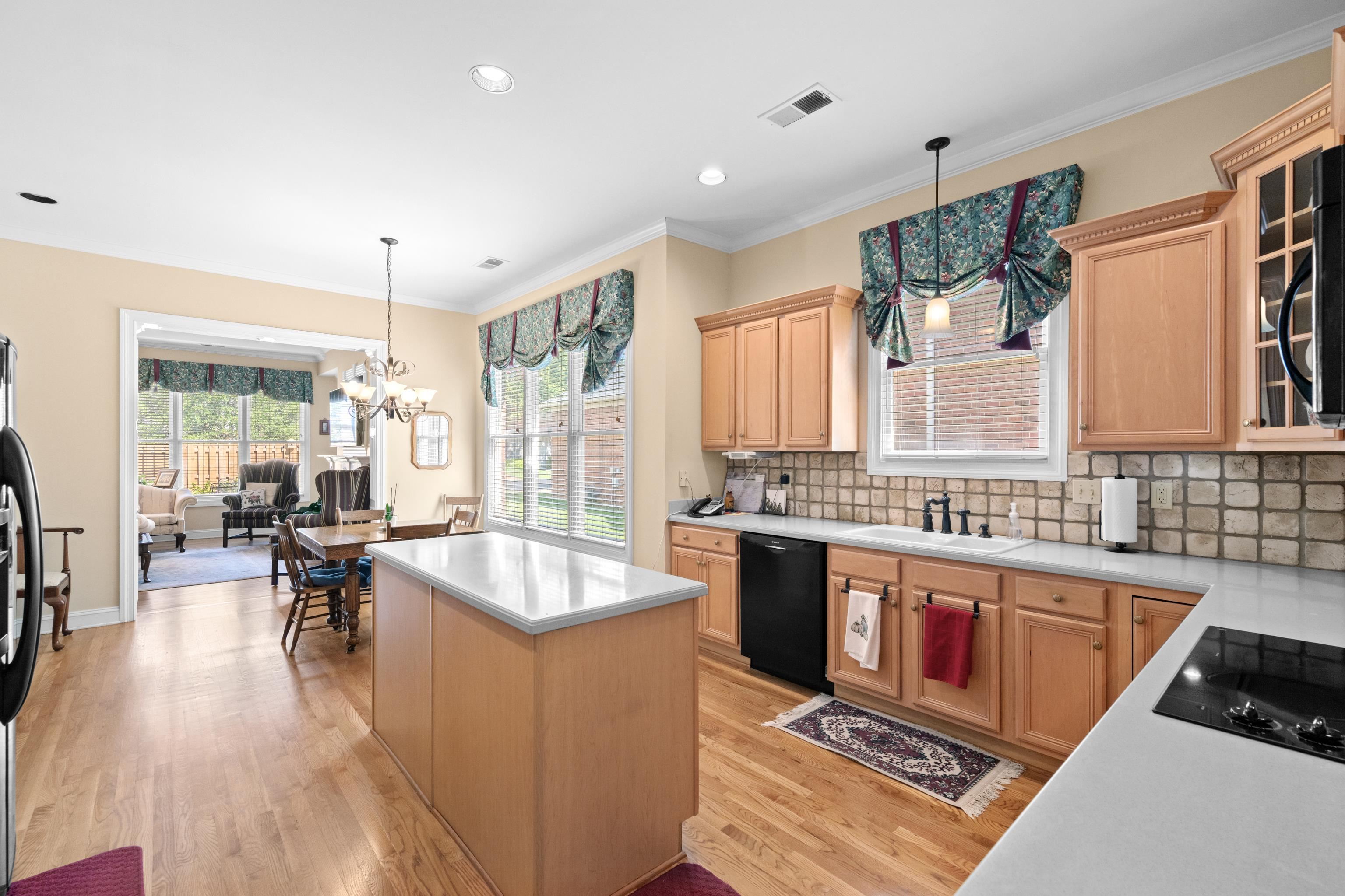 192 North White Station Road Memphis, TN 38117 - Photo 19 of 40 a large kitchen with lots of counter space