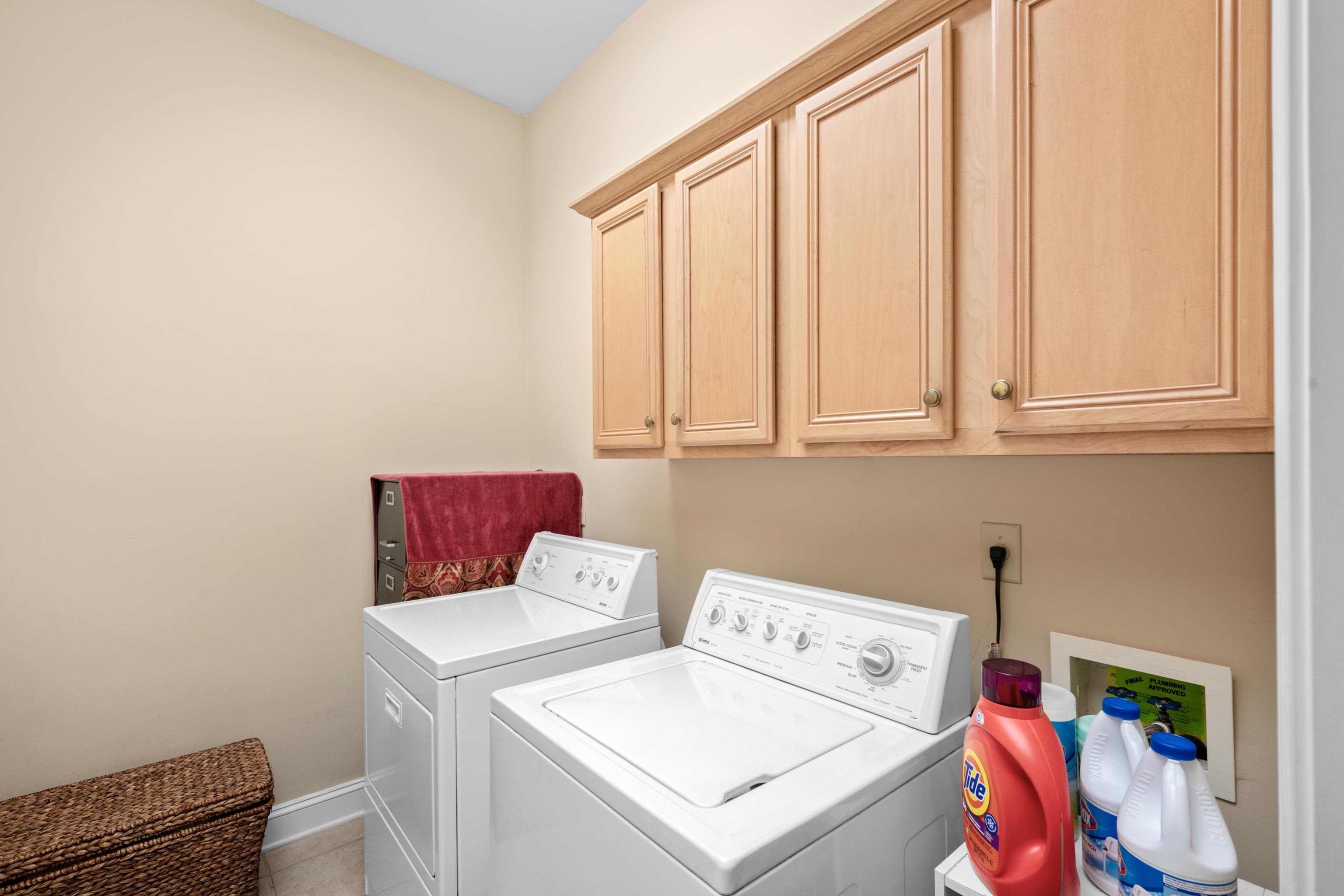 192 North White Station Road Memphis, TN 38117 - Photo 20 of 40 a utility room with dryer and washer