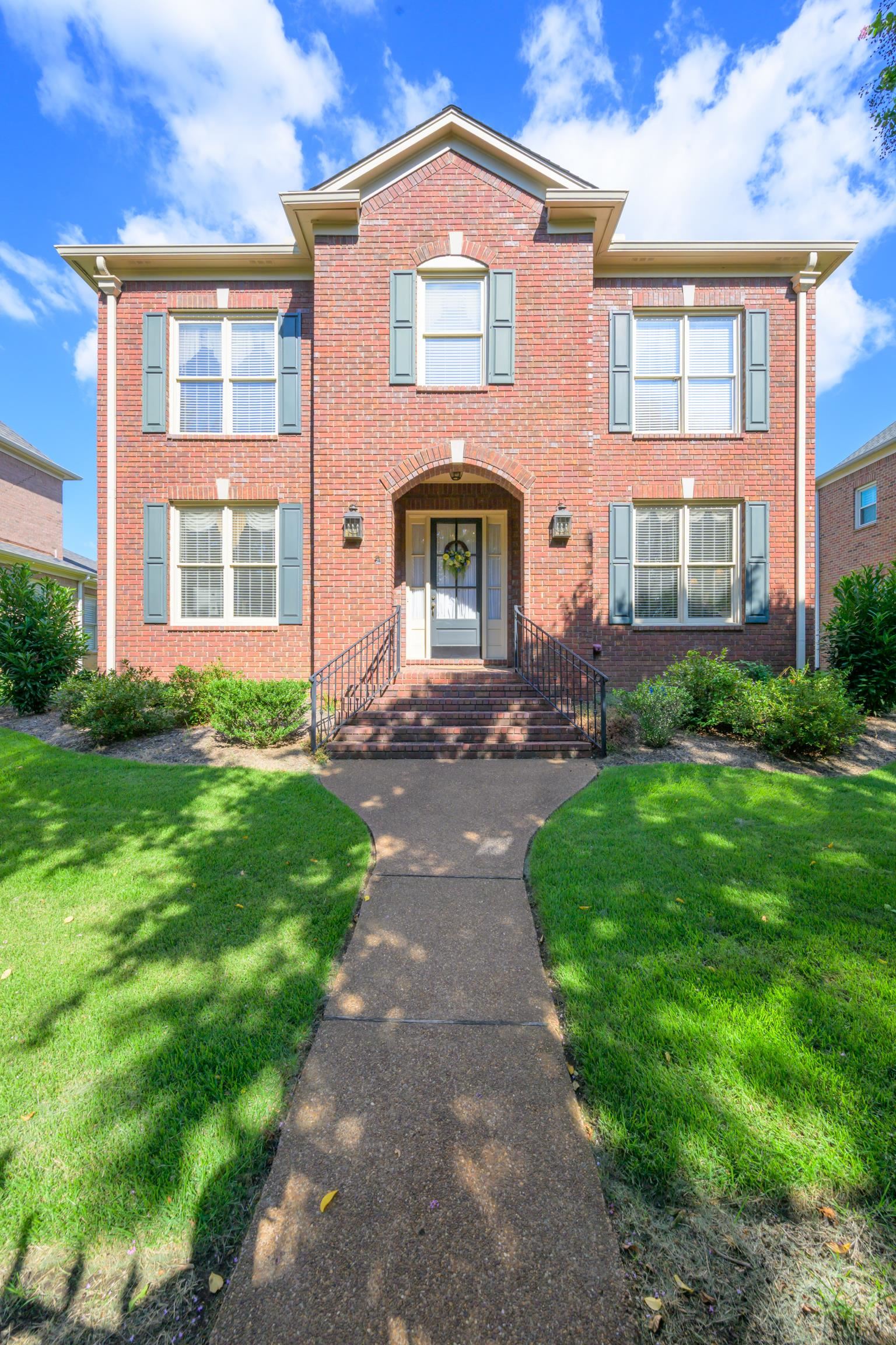 192 North White Station Road Memphis, TN 38117 - Photo 2 of 40 a front view of a house with garden