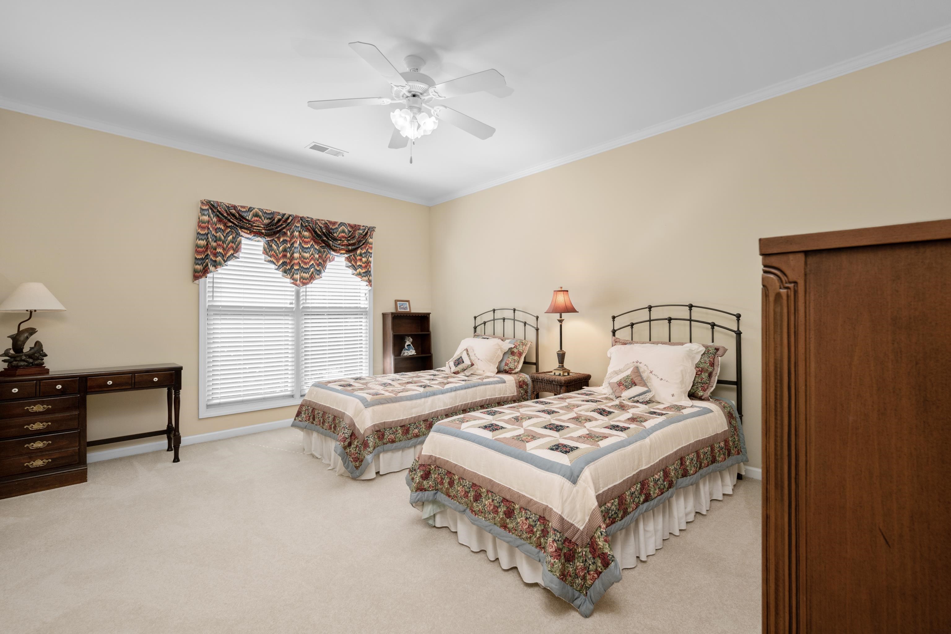 192 North White Station Road Memphis, TN 38117 - Photo 27 of 40 a living room with furniture and a table