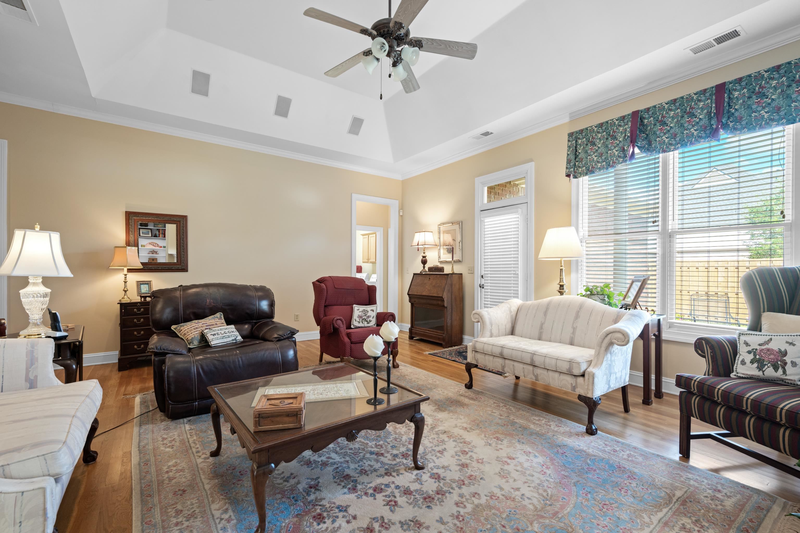 192 North White Station Road Memphis, TN 38117 - Photo 34 of 40 a living room with furniture and a large window