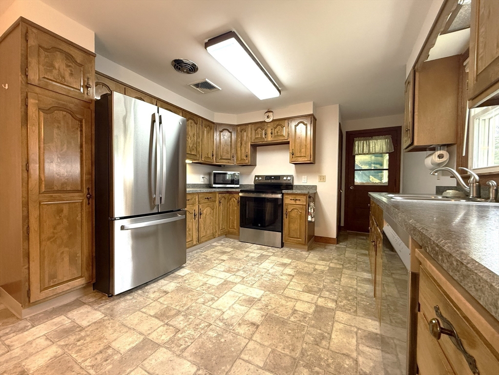 34 Gates Road Shrewsbury, MA 01545 - Photo 12 of 40 Gallery Image 12