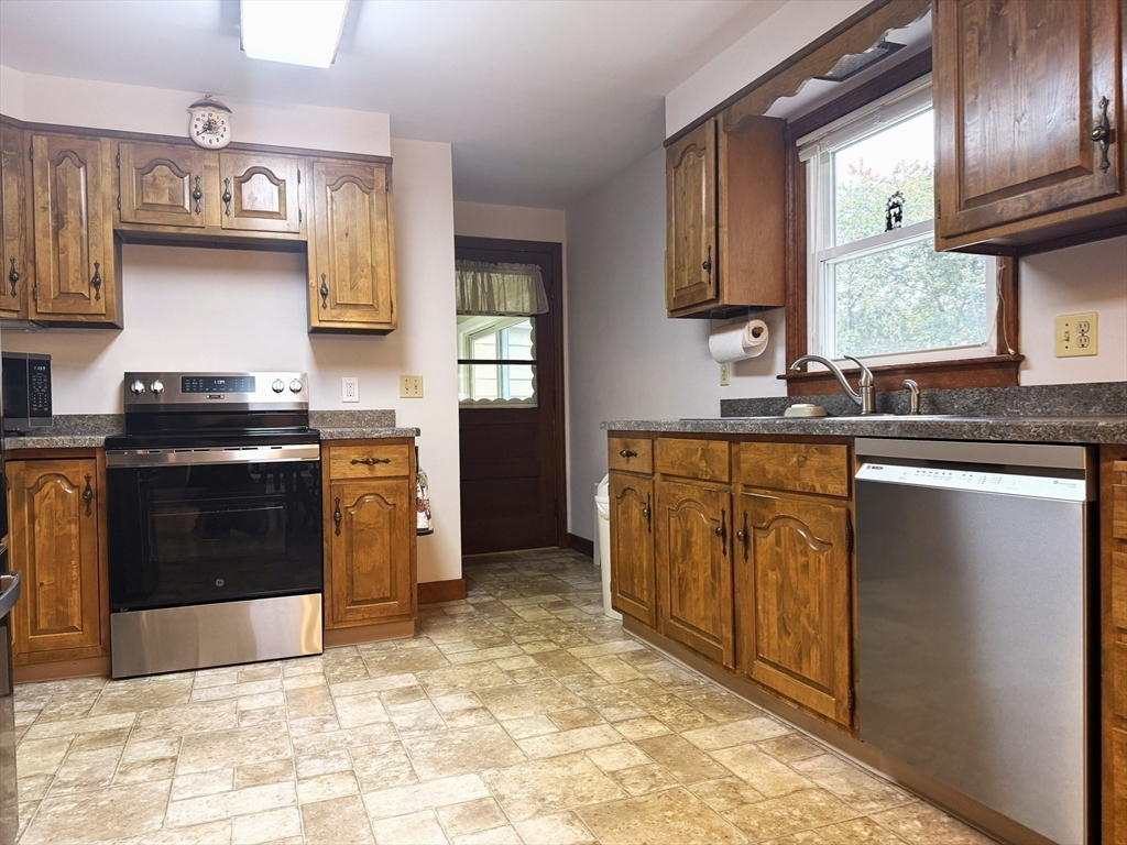 34 Gates Road Shrewsbury, MA 01545 - Photo 14 of 40 Gallery Image 14