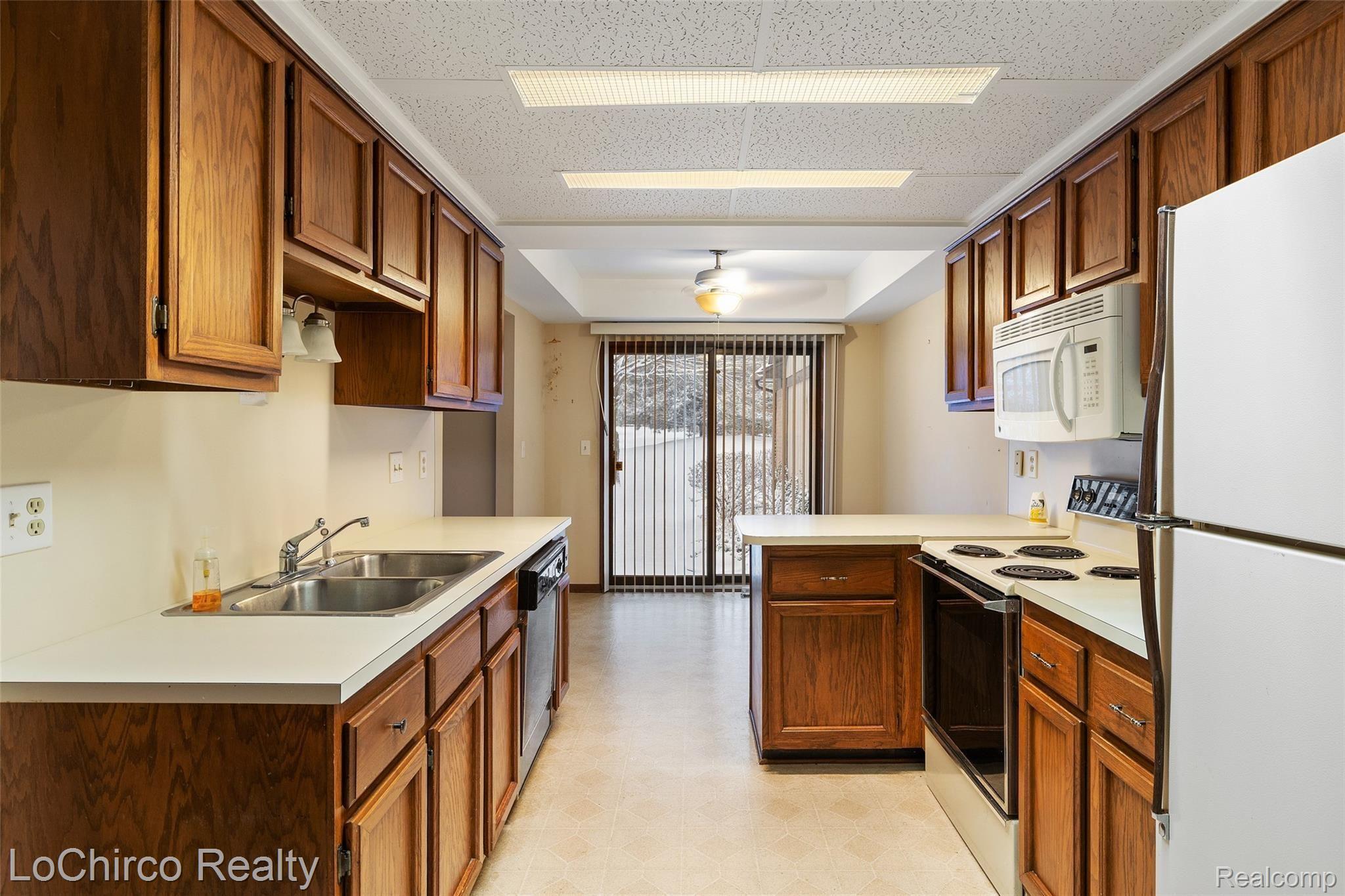300 Meadow Bridge Drive, Unit 79 Rochester, MI 48307 - Photo 13 of 26 300 Meadow Bridge-14.jpg