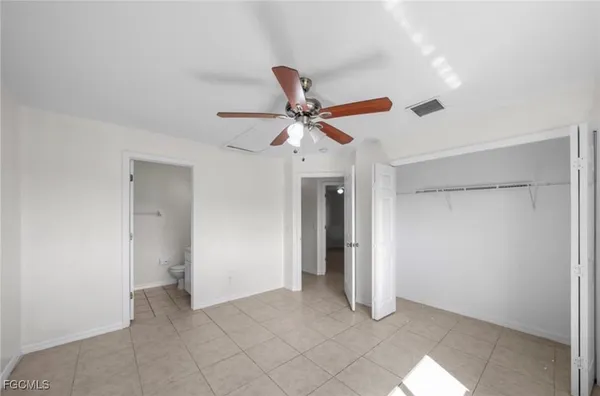 a very nice looking an empty room with a ceiling fan