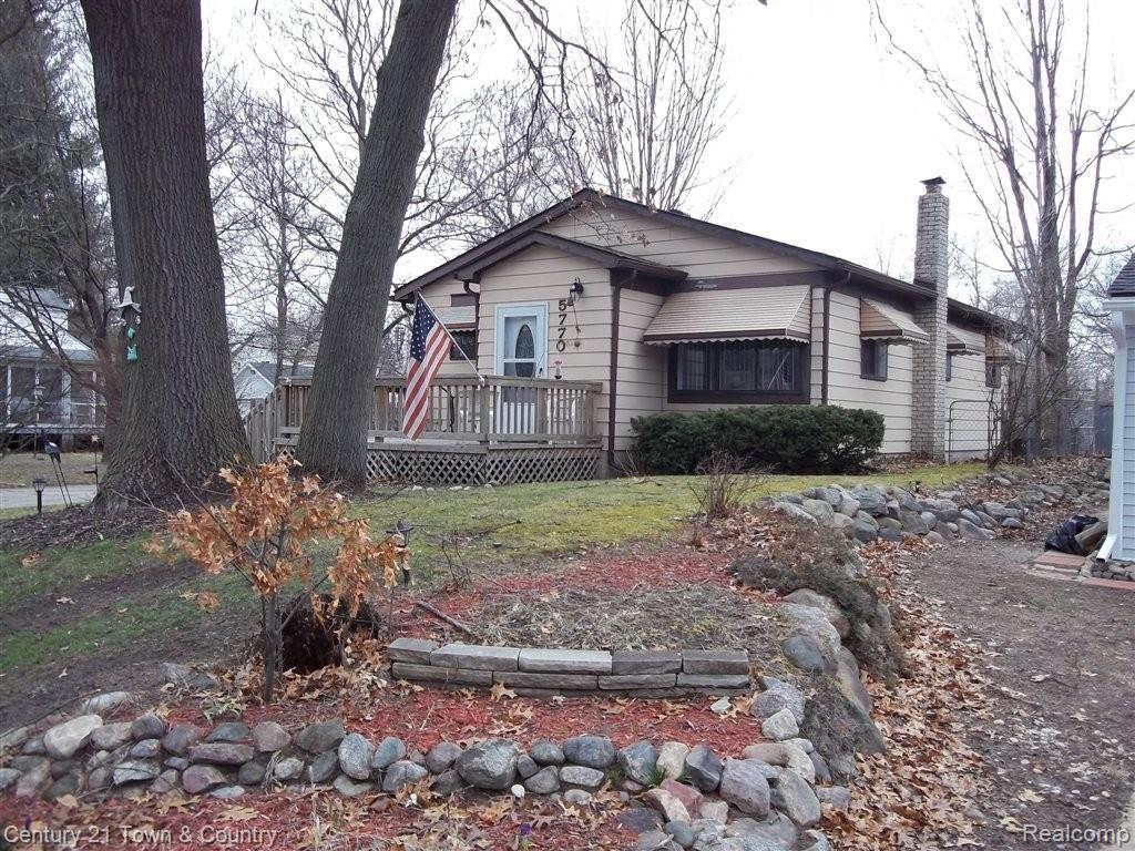 5770 Crescent Road Waterford, MI 48327 - Photo 1 of 14 Front and Side View
